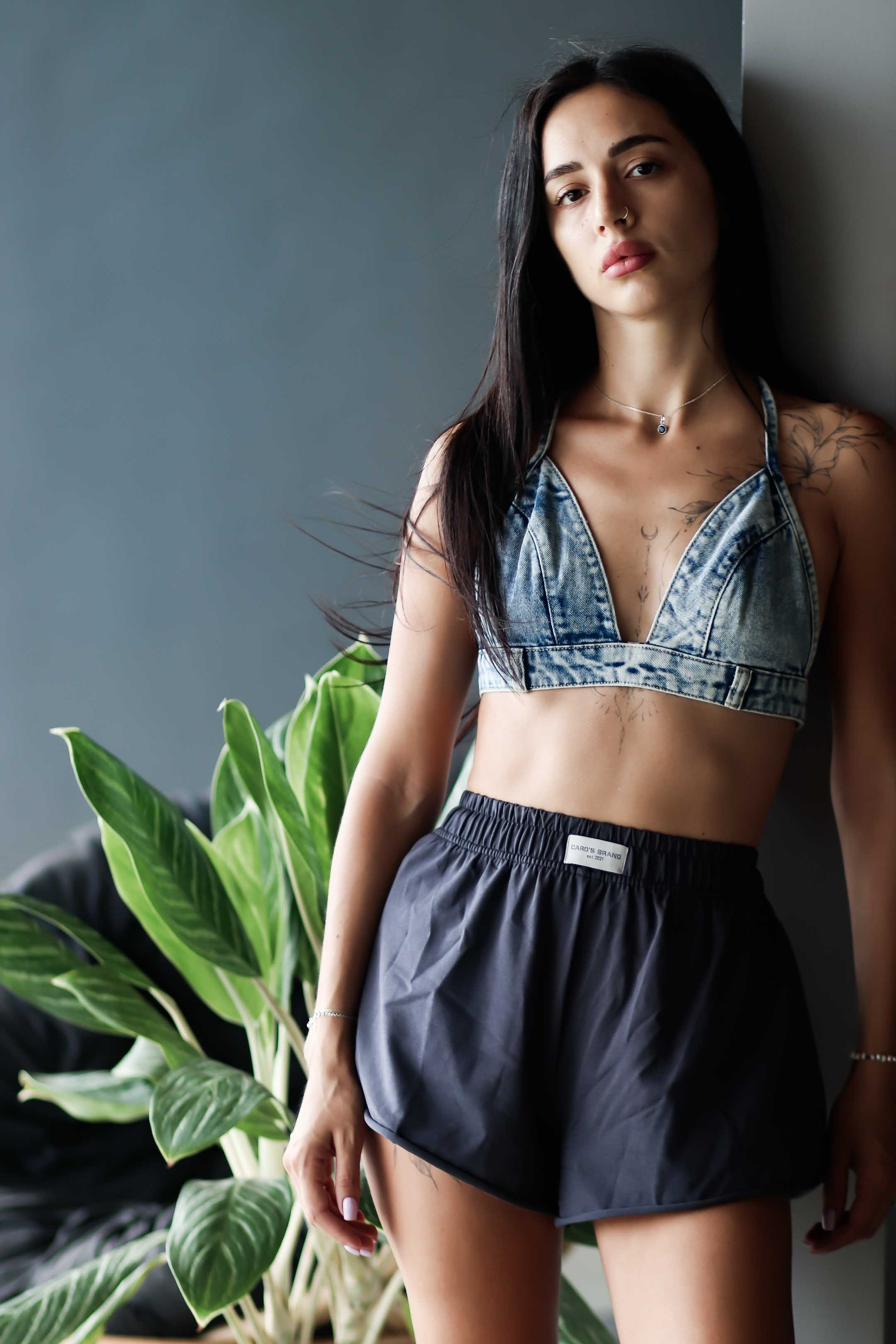 Коллекция купальников бикини. Фотограф на Шри-Ланке