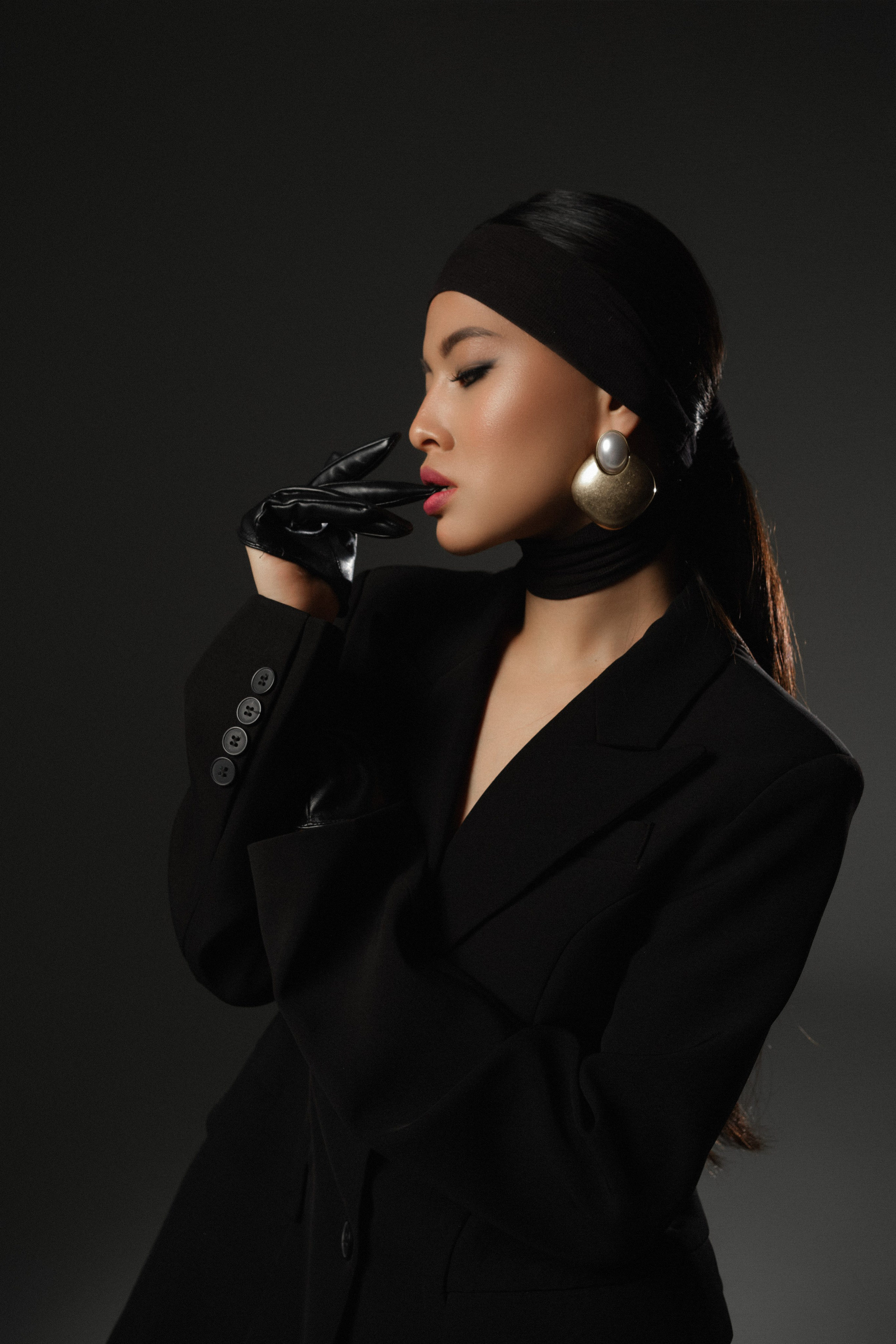 девушка женский портрет фотограф юлия фролова ростов модель обучение фотографии воркшоп по фотографии  обучение свету азия азиатка  фотостудия циклорама олд мани тотал блэк образ