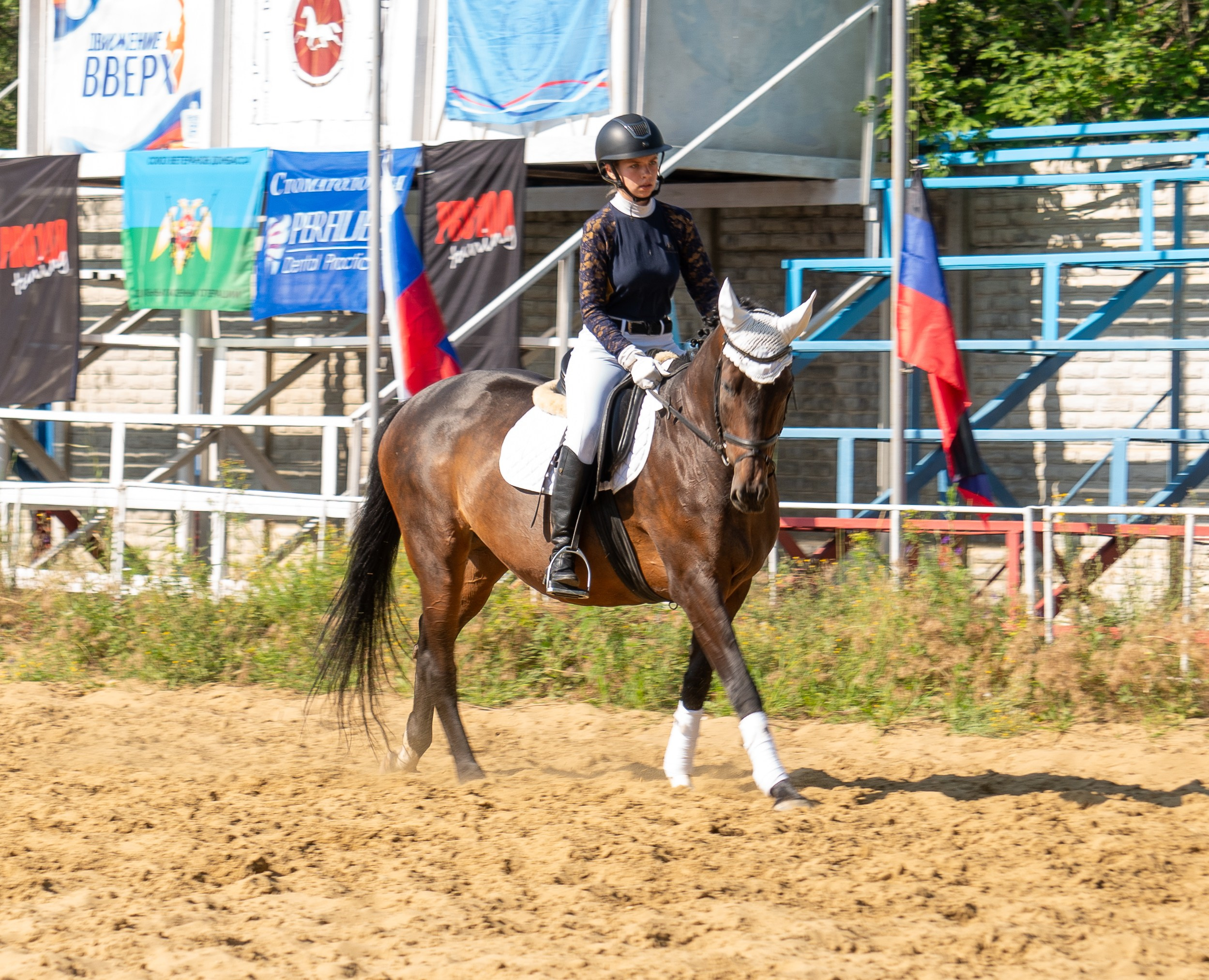 Жокей на лошади на иподроме Луганска, соревнование по конкуру Луганск, конный спорт, форма жокея, культурная жизнь Луганска, спортивное мероприятие
