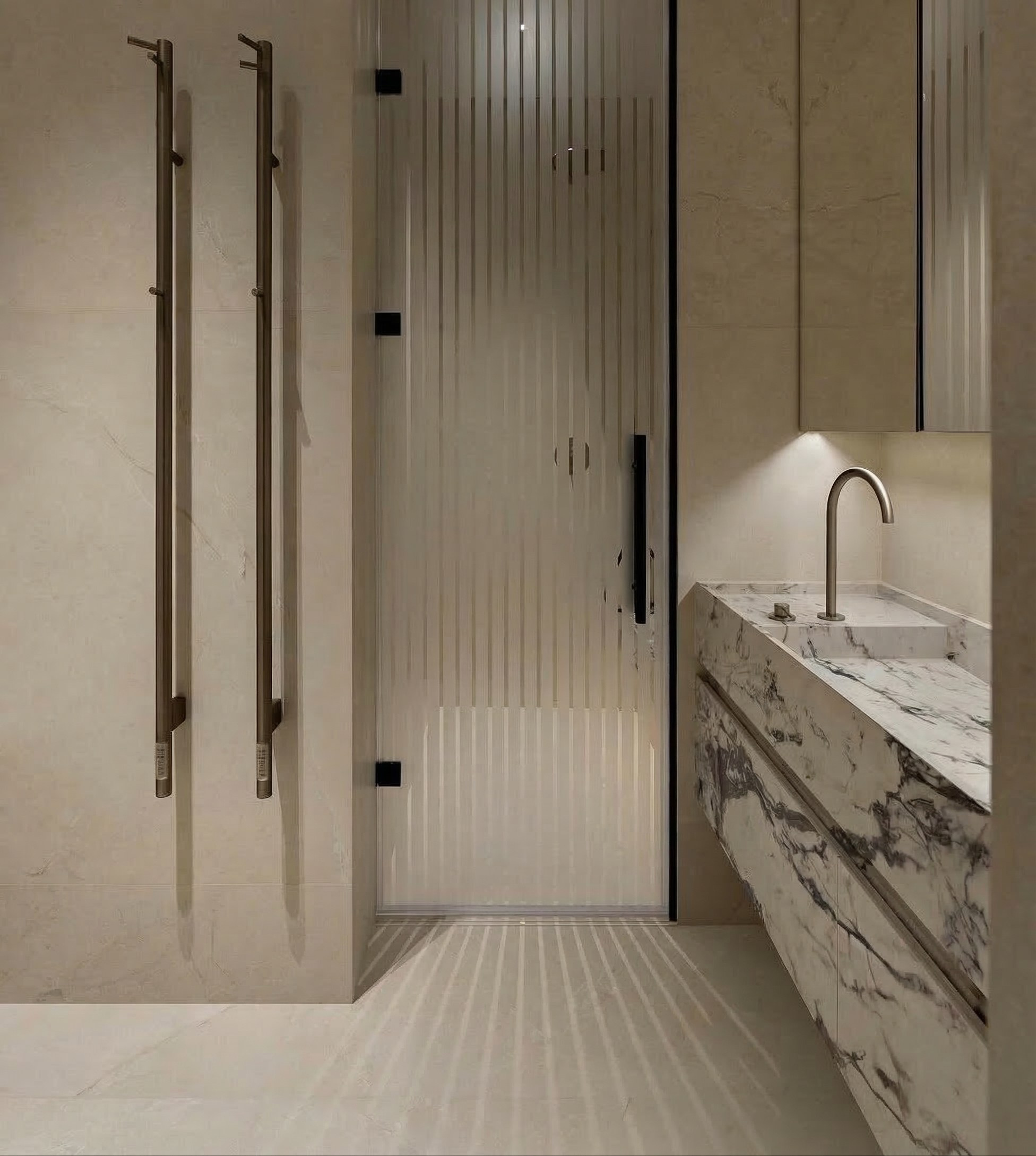 Интерьер санузла в ЖК ONYX Deluxe: мраморная раковина, рифленая стеклянная дверь и длинные вертикальные полотенцесушители на фоне бежевой плитки. Дизайн Валерии Котович.