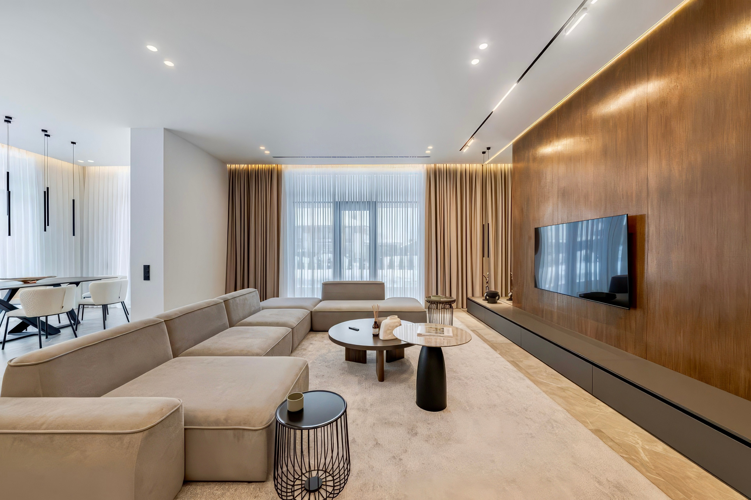 Просторная гостиная с большим бежевым диваном и деревянной стеной | Валерия Котович