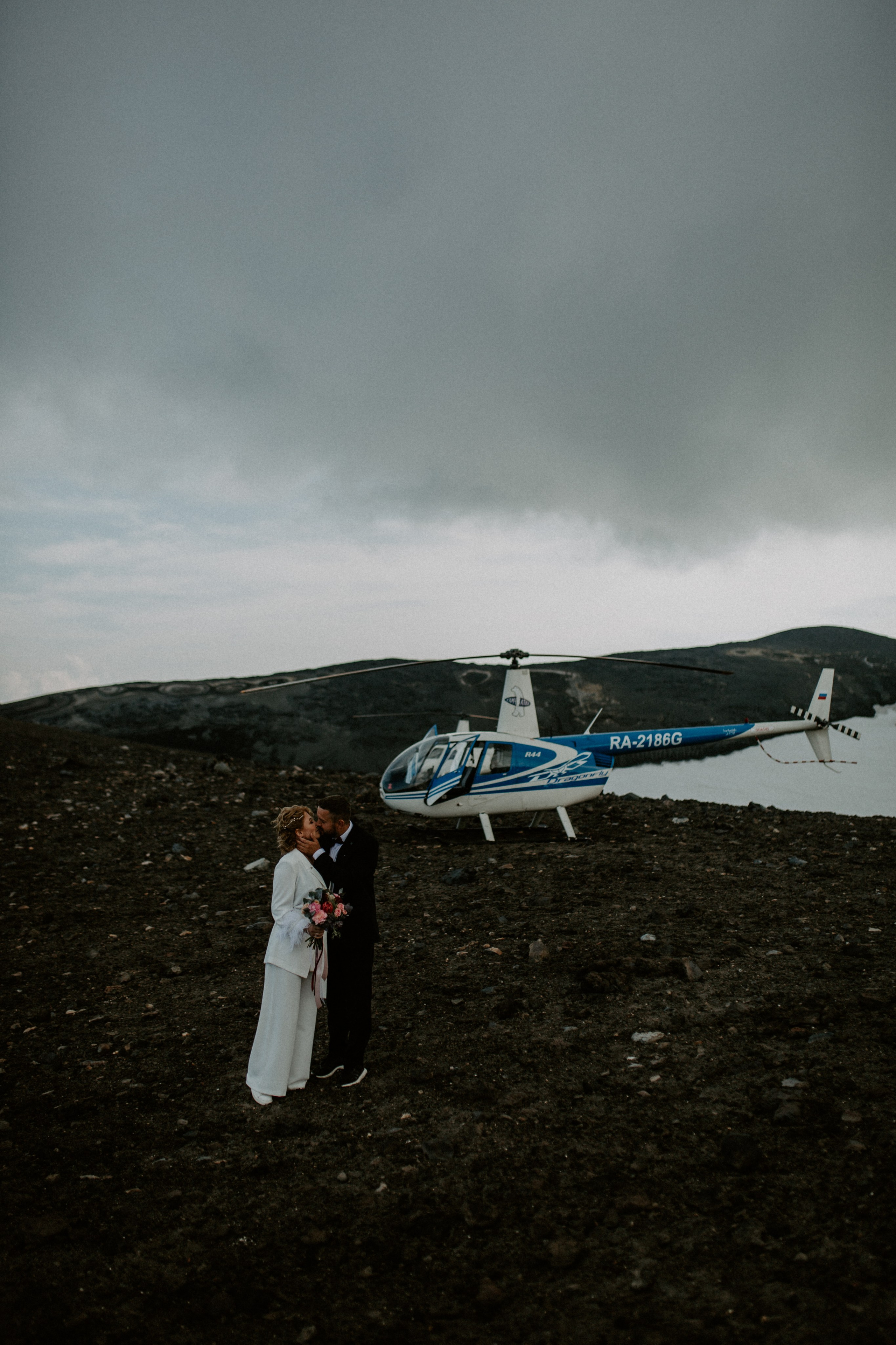 Ветролетный полет Вулкан Малый Семячик. Свадебное фото и видео на Камчатке. Туристические маршруты