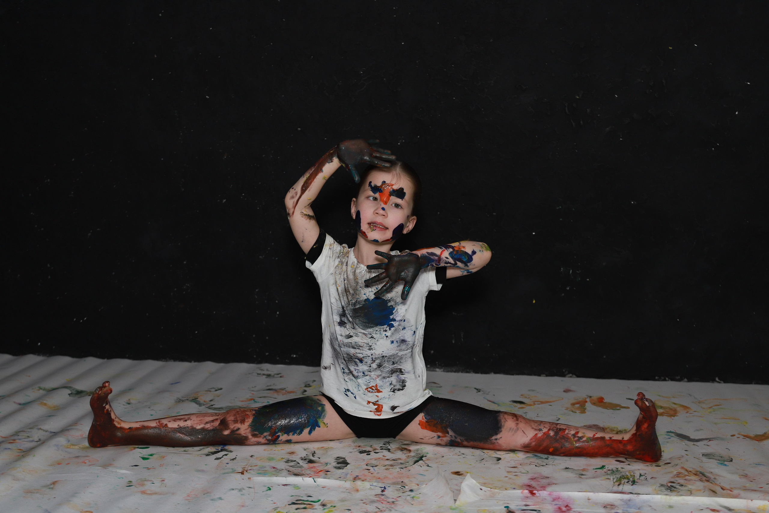 Младшие с красками. Фотограф Юлия Мальцева