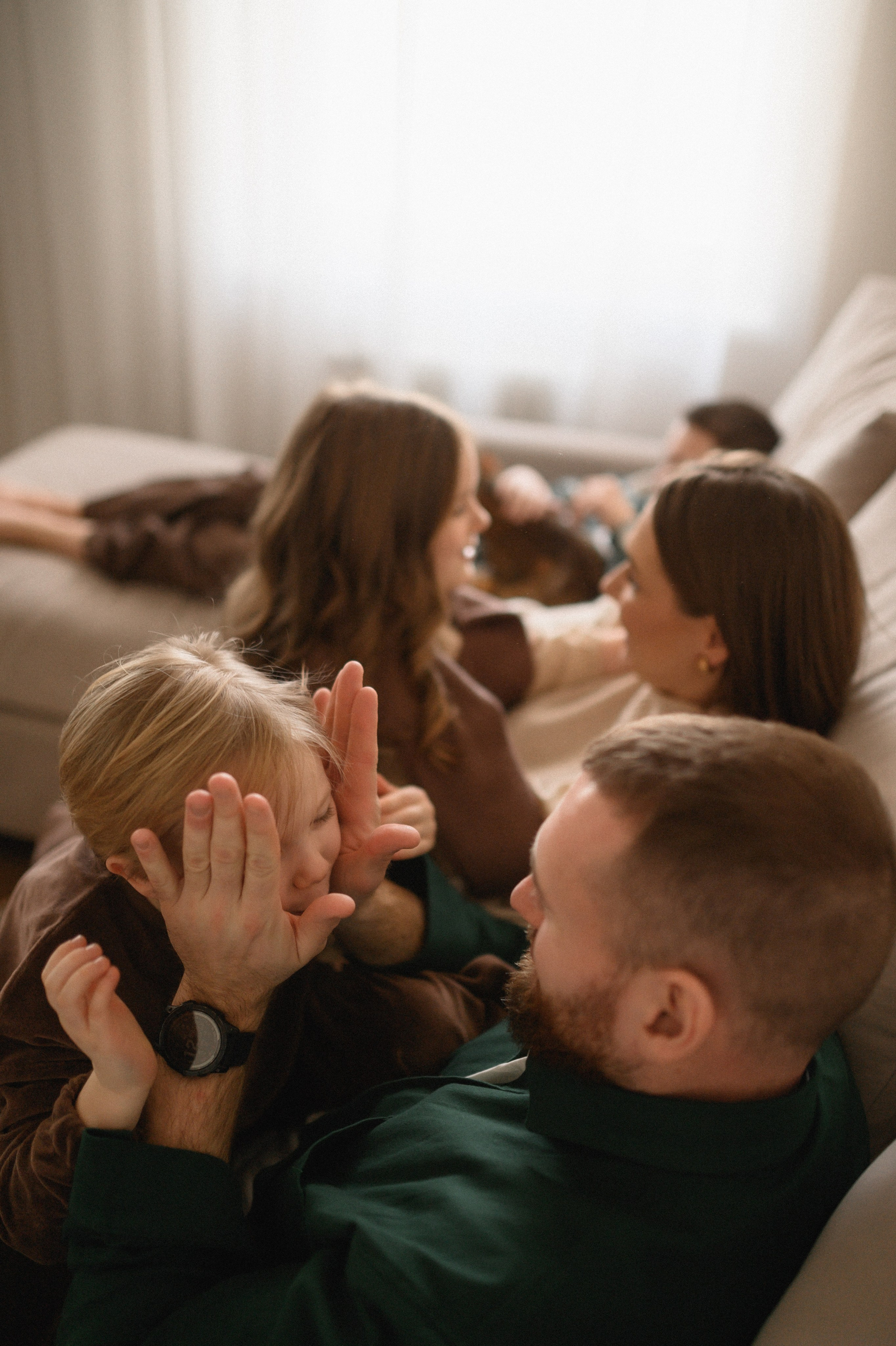 Валентин, Ирина, Евсей, Кира и Агата дома. Семейный и свадебный lifestyle-фотограф в Москве Мария Петрова