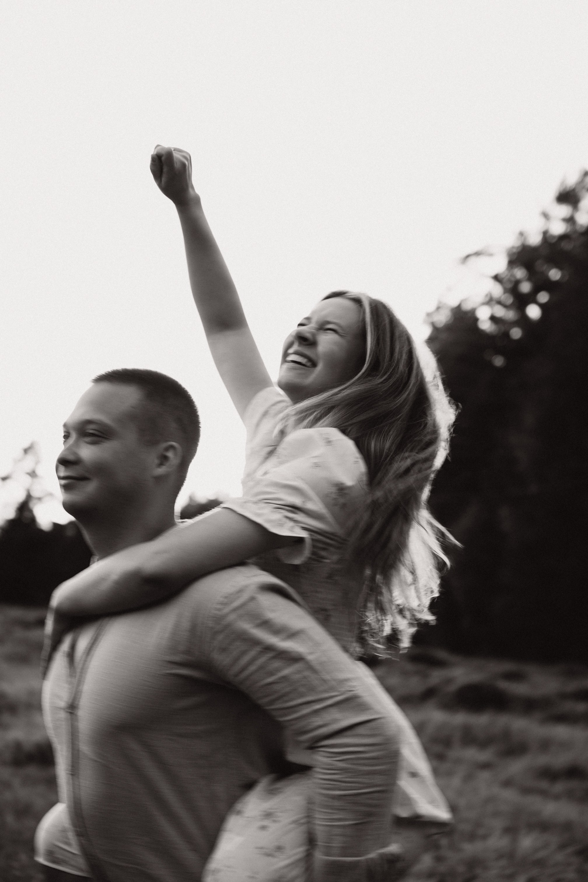 Целоваться в траве. Семейный свадебный фотограф Екатеринбург Первоуральск Шарнина Алёна