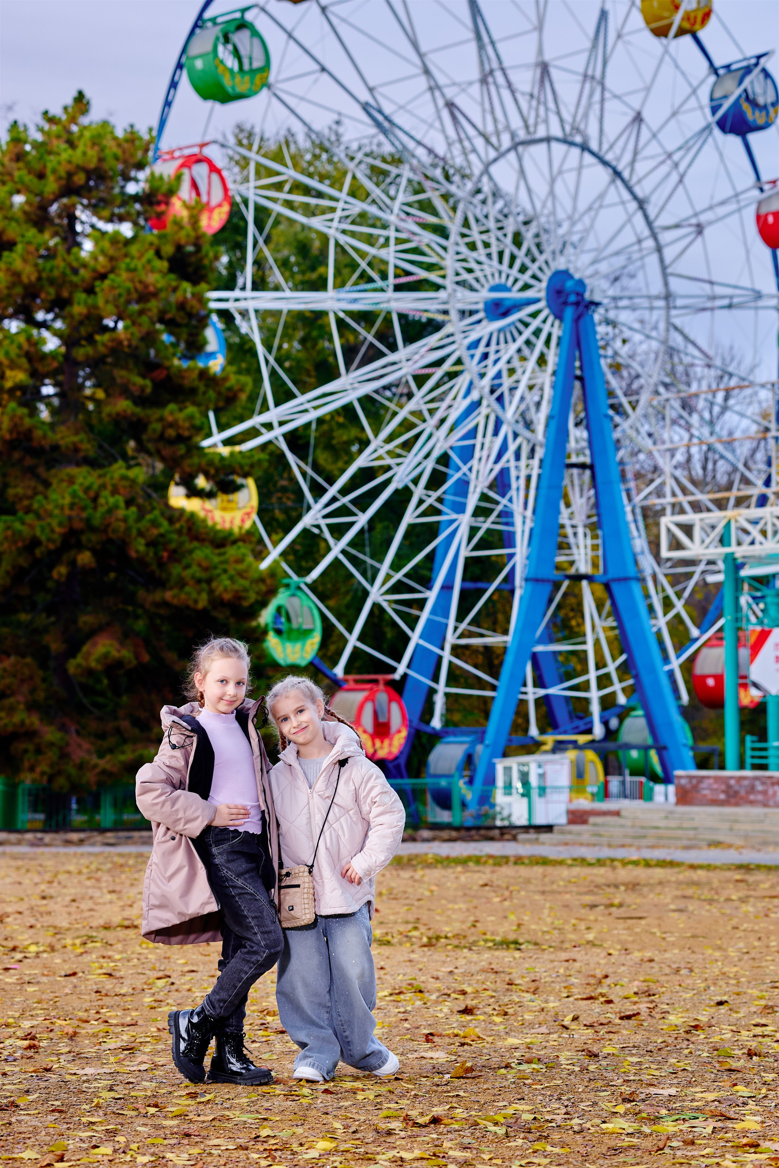 Прогулка в парке классом. Фотограф Выпускные альбомы Таганрог Сергей Коробченко