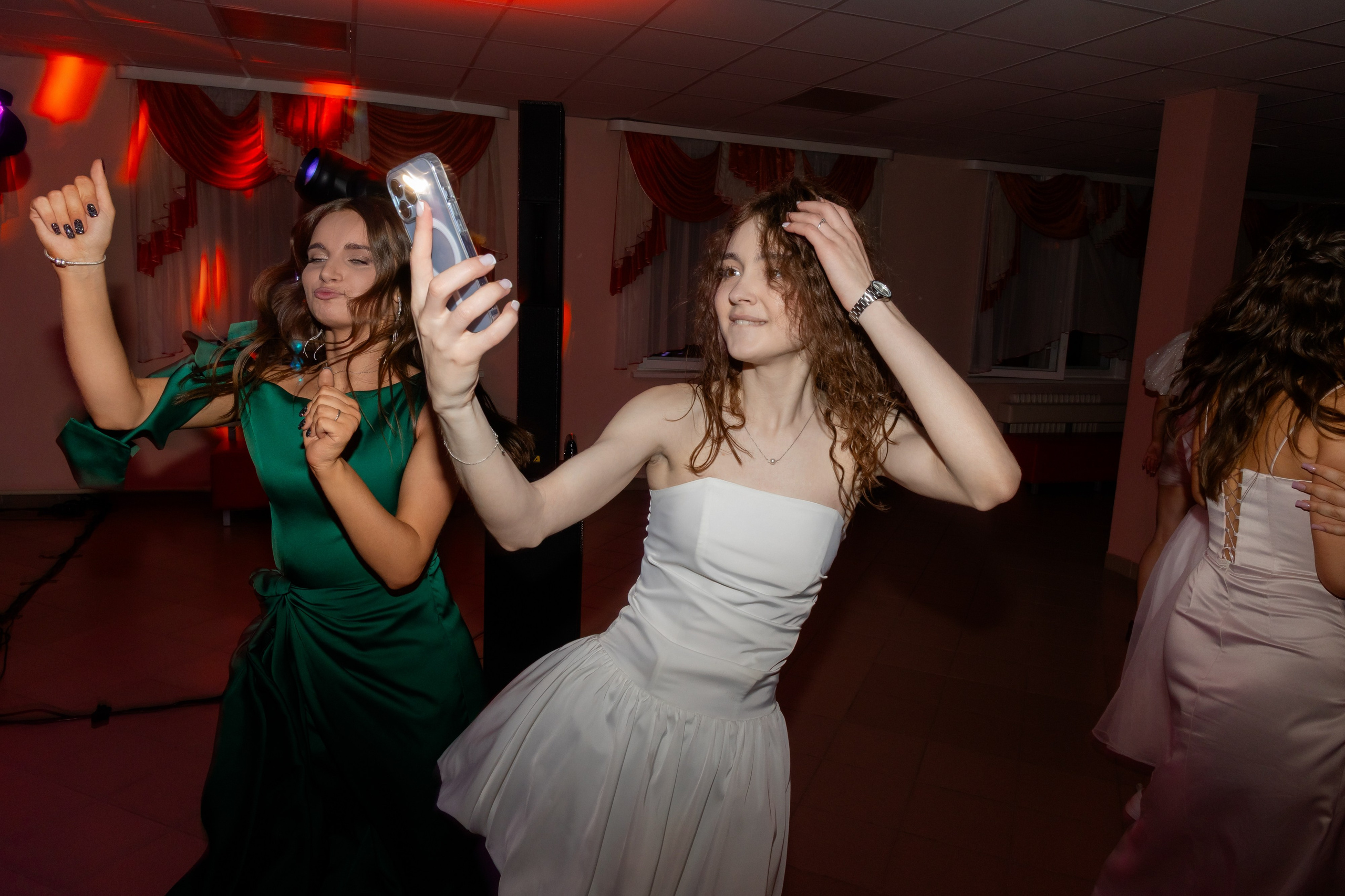 Школьный выпускной 2025 год в Минске, Беларуси. Свадебный фотограф в Минске/Беларуси Сергей Спиридонов