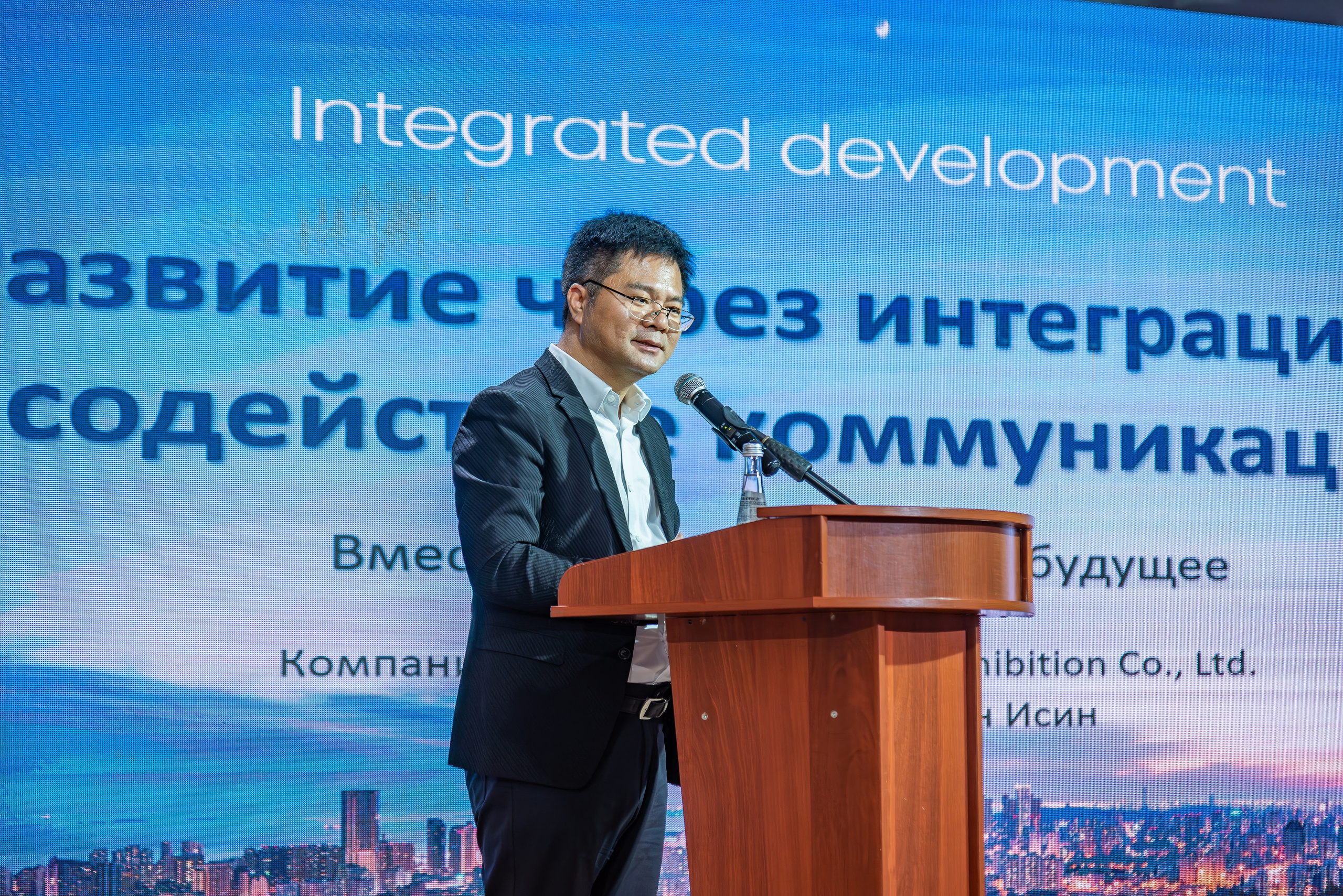 Профессиональная репортажная фотосъемка бизнес конференции,  в Москве, живые фото без фильтров. Используется полностью бесшумная полнокадровая фотокамера. 