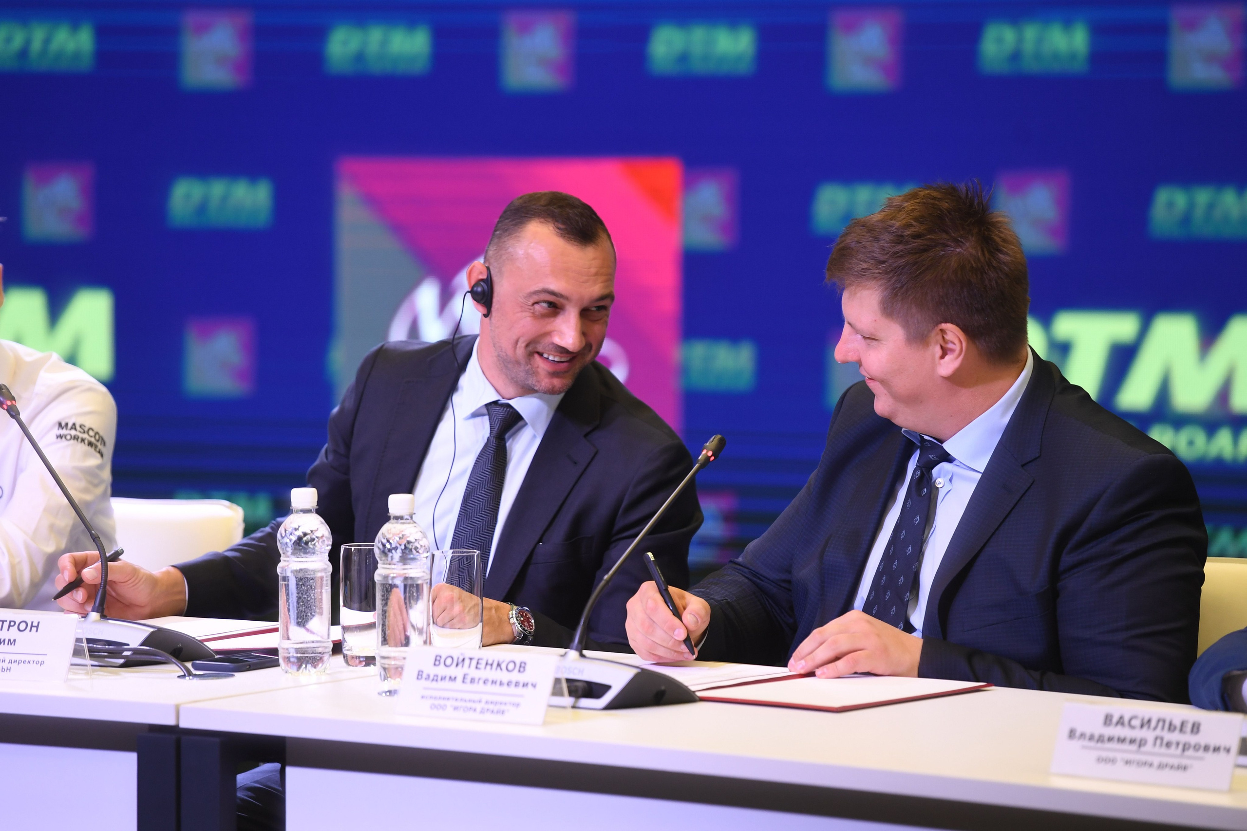 Подписание соглашения о проведении гонок DTM на трассе Игора Драйв. На фото: исполнительный директор ITR Gmbh Ахим Кострон (слева) и исполнительный директор ООО "Игора Драйв" Вадим Войтенков (справа). Ленинградская область, 3 октября 2019.