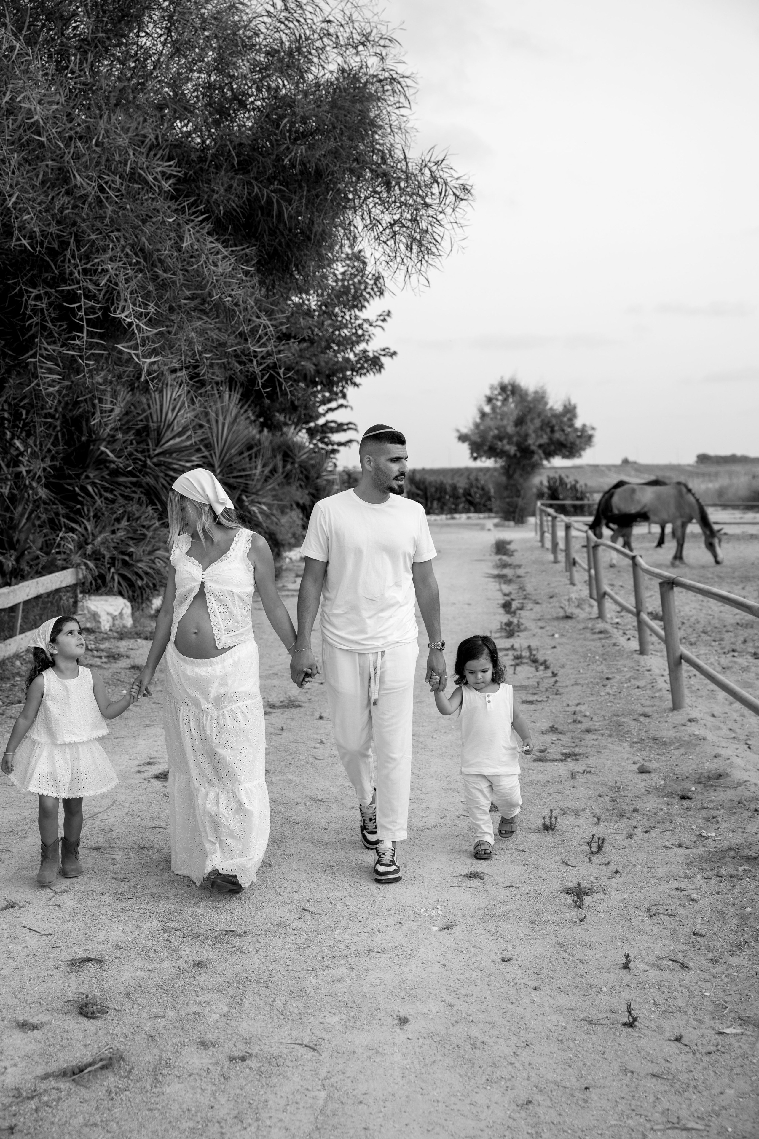 Pregnancy photoshoot at the horse farm. Главная