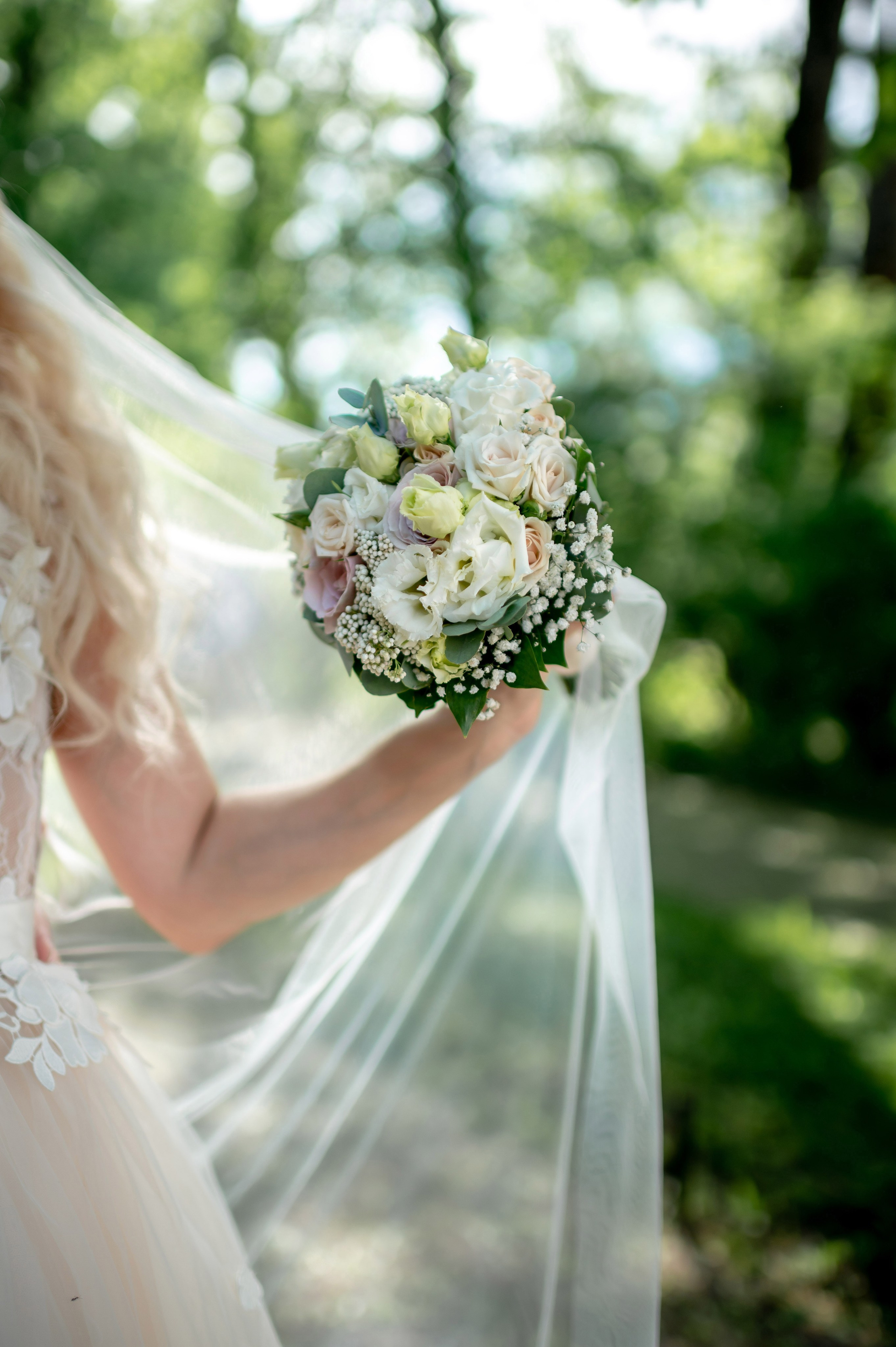 Евгения (фотосессия с малиновым chevrolet camaro, в сирени в Пушкине в Екатерининском парке). Портретный, семейный и свадебный фотограф в Санкт-Петербурге и в Пушкине Ширяев Денис