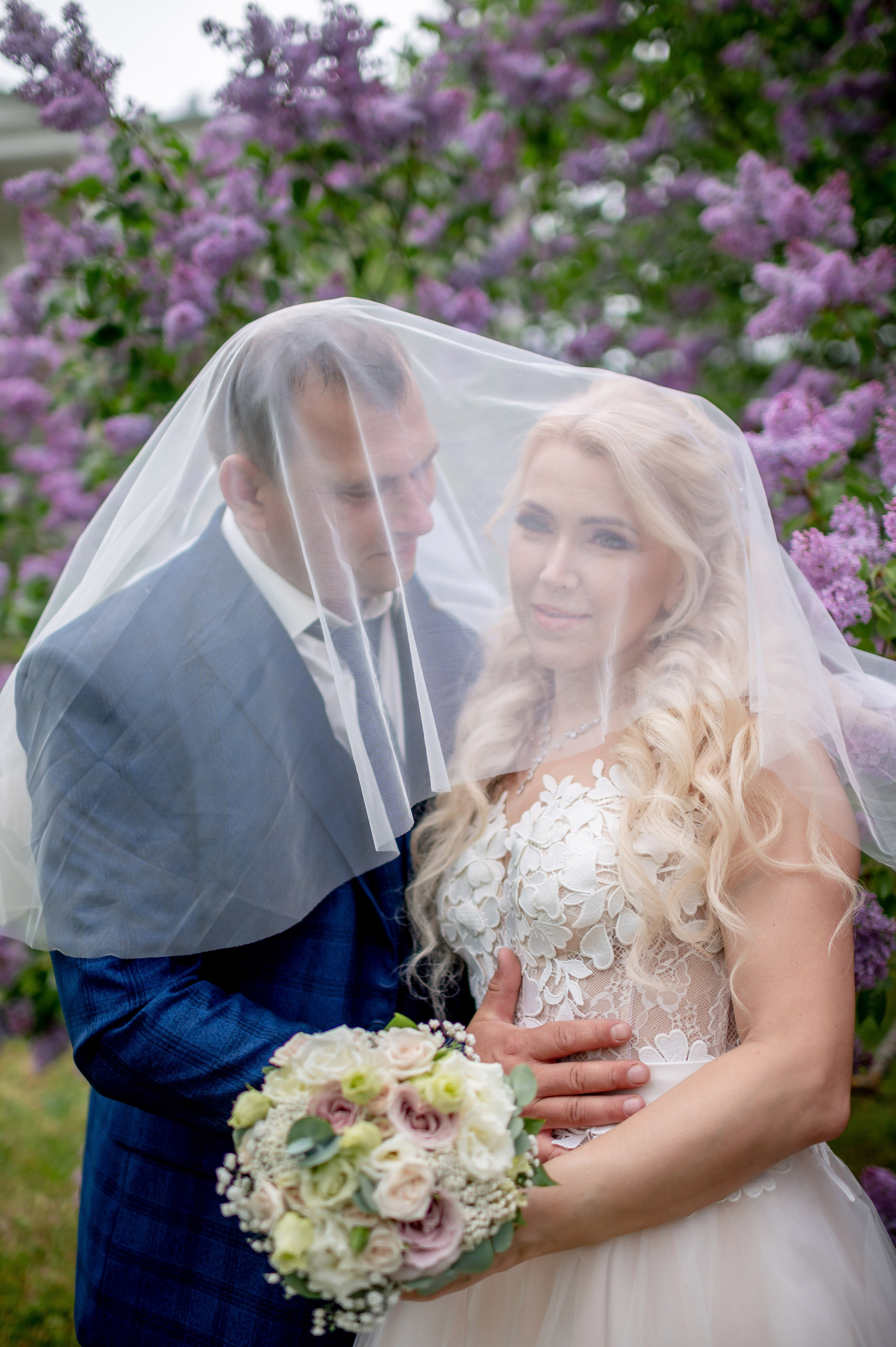 Евгения (фотосессия с малиновым chevrolet camaro, в сирени в Пушкине в Екатерининском парке). Портретный, семейный и свадебный фотограф в Санкт-Петербурге и в Пушкине Ширяев Денис