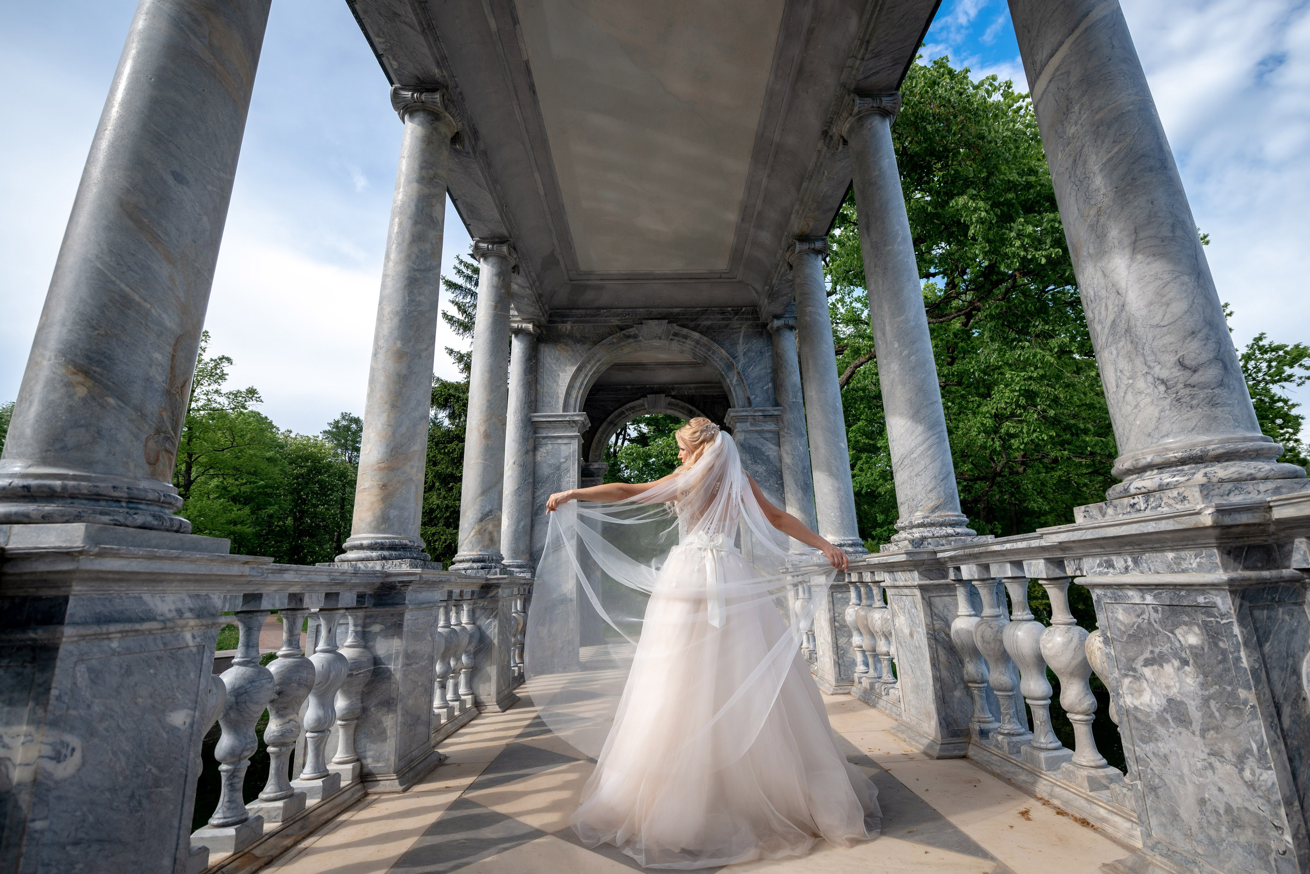 Евгения (фотосессия с малиновым chevrolet camaro, в сирени в Пушкине в Екатерининском парке). Портретный, семейный и свадебный фотограф в Санкт-Петербурге и в Пушкине Ширяев Денис
