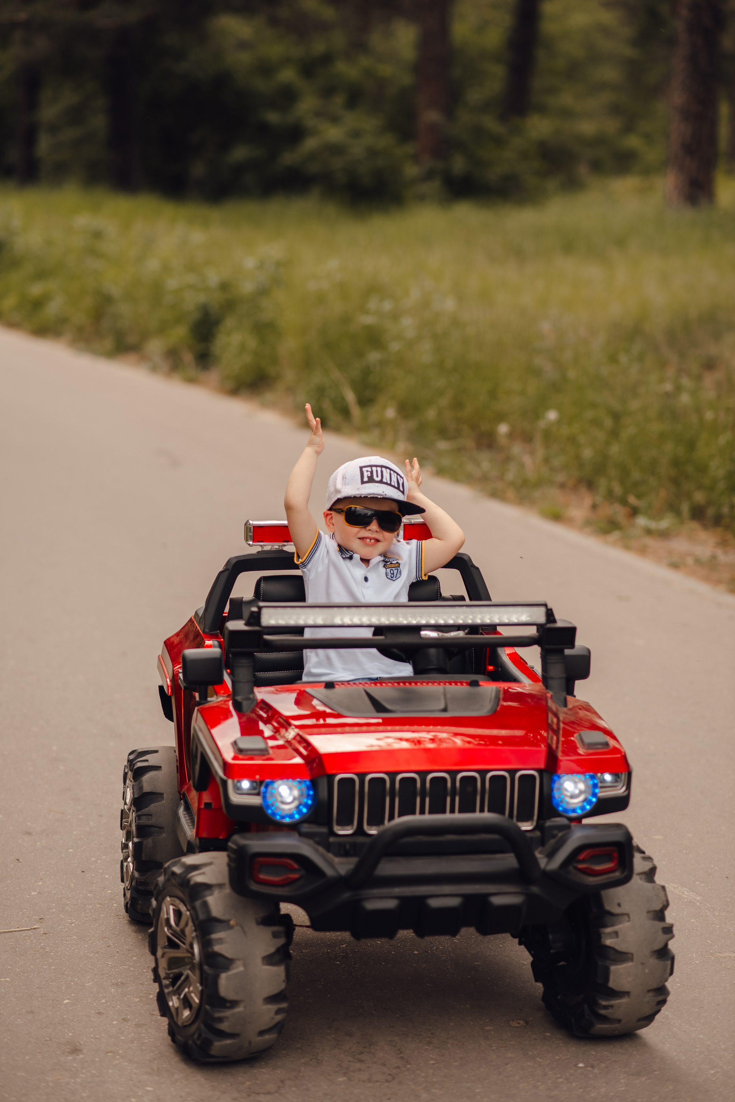 красная машина. подойдет от 1 года до 6 лет. Аренда 1000р