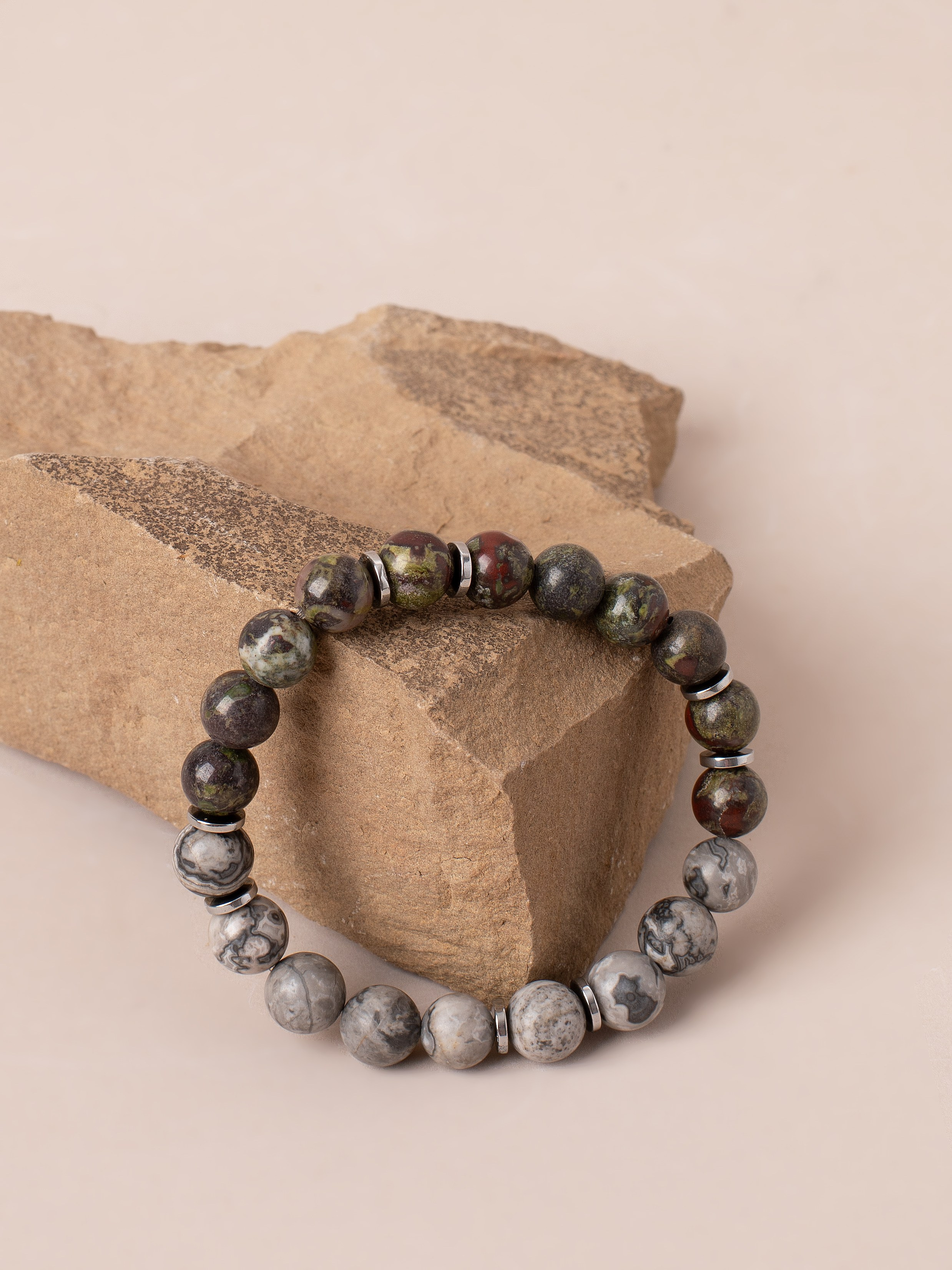 Браслеты ручной работы. Фотостудия предметной и модельной съёмки для маркетплейсов