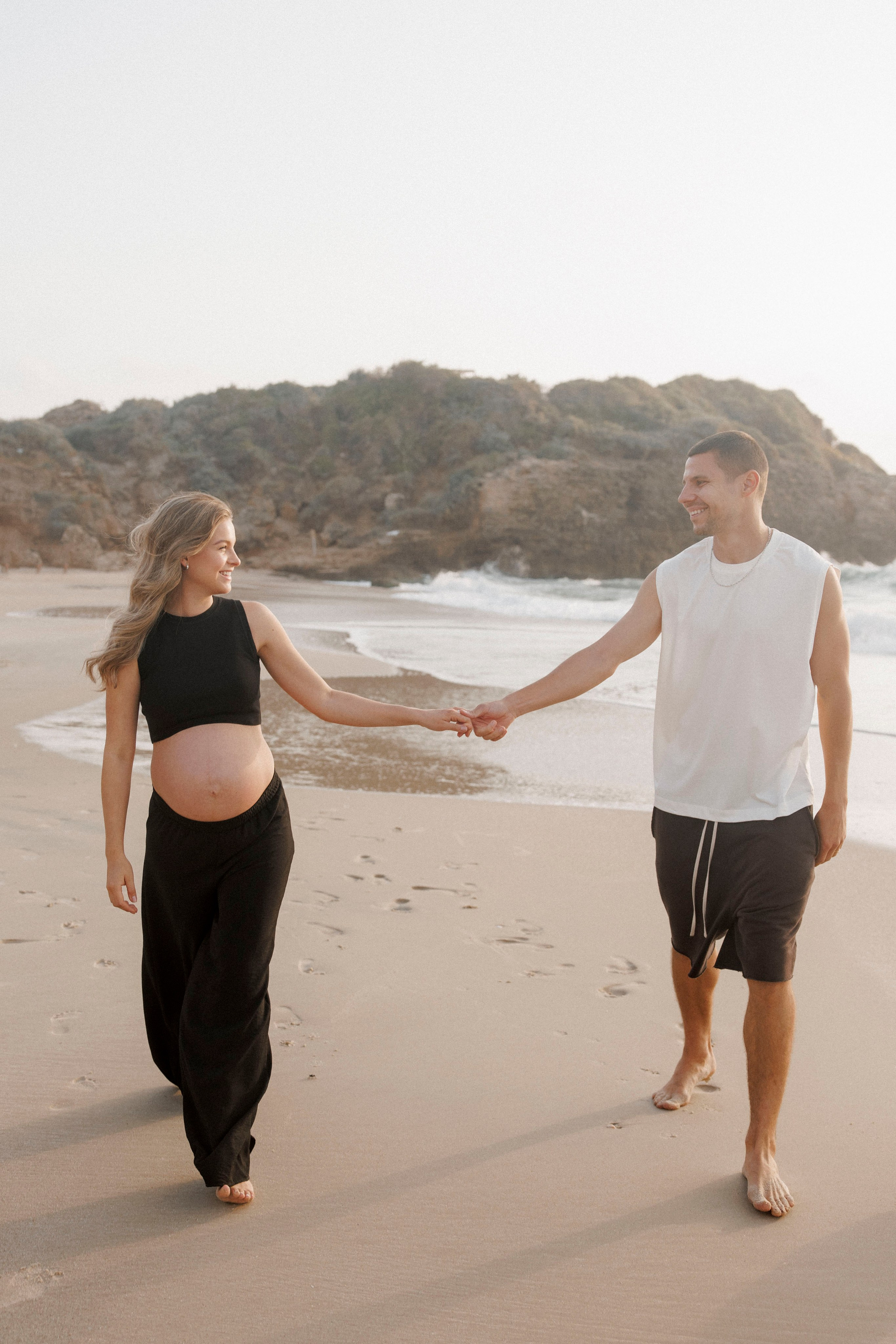 Pregnancy photoshoot near the sea (cloudy weather). Главная