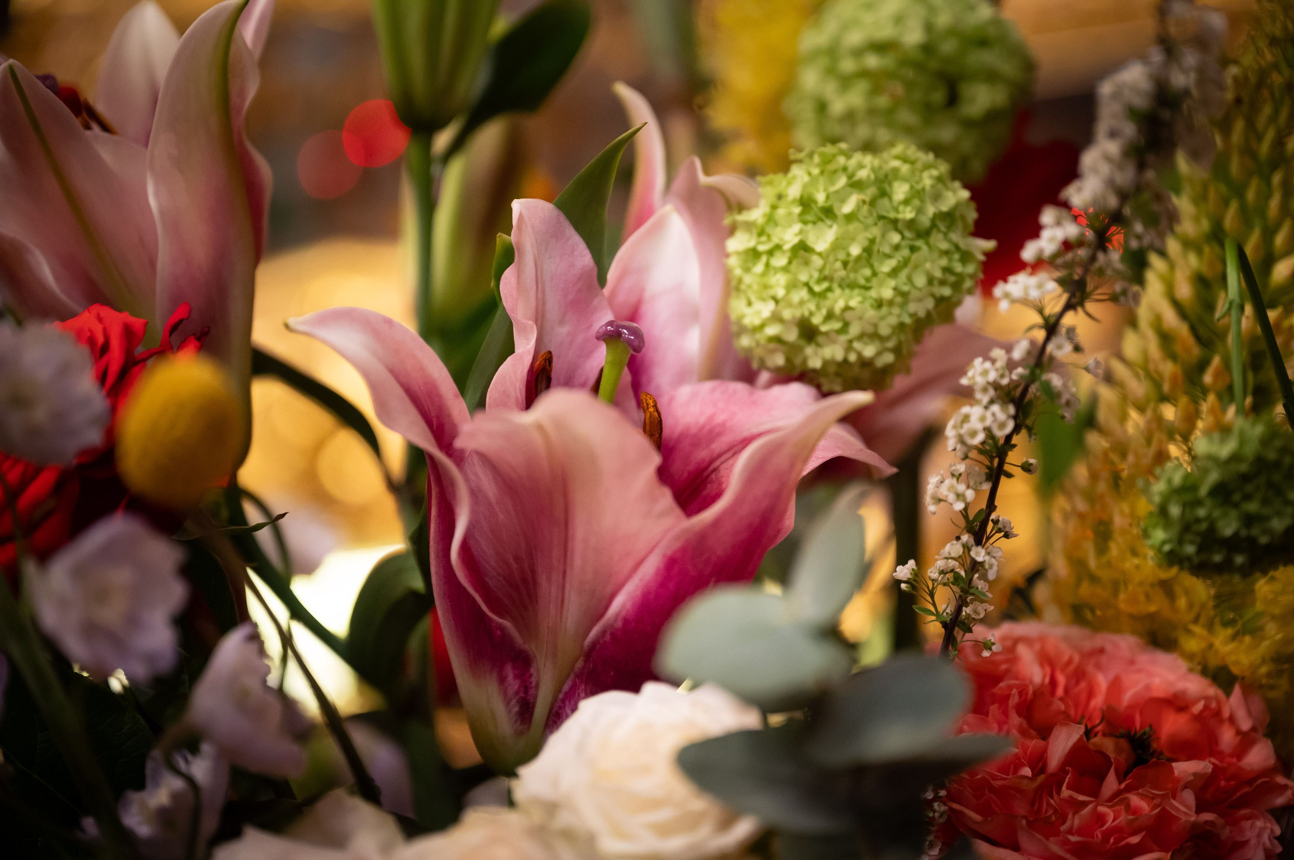 Храм Преображения Господня в Богородском. Цветы на Пасху. Антон и Татьяна Денисенко — В храме