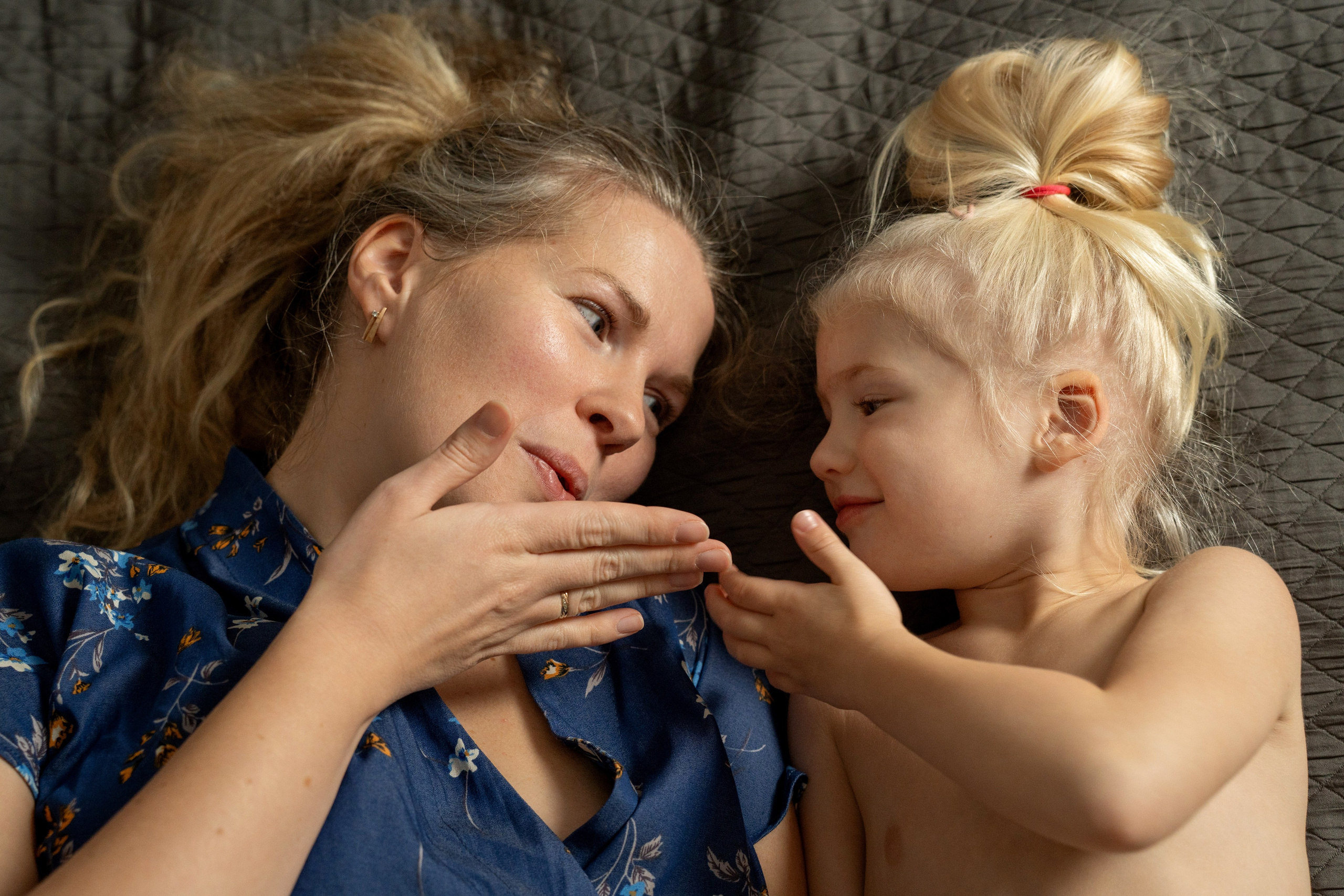 Мама с дочкой, съемка дома