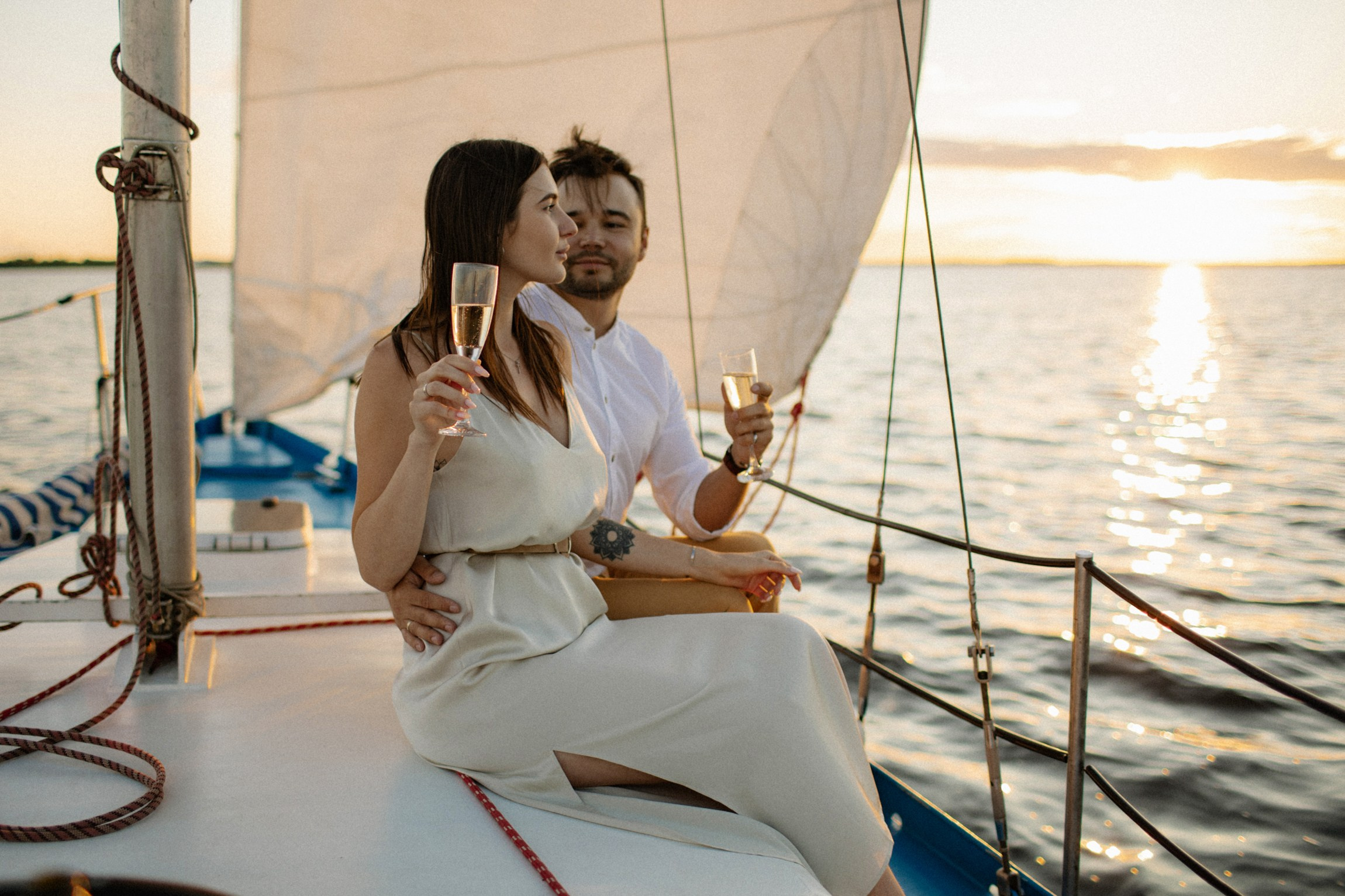 Ах, эта сладость вечереющего момента! Девушка в элегантном наряде вместе с любимым человеком пьют шампанское на бортике судна под тихий плеск волн Северной Двины. Автор съемки — Алексей Клещинов