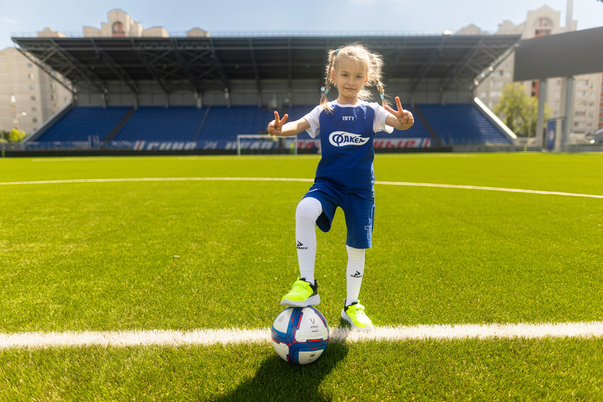 Детский портрет с Алисой на футбольном стадионе. Дмитрий Шульгин, портретный фотограф в Воронеже
