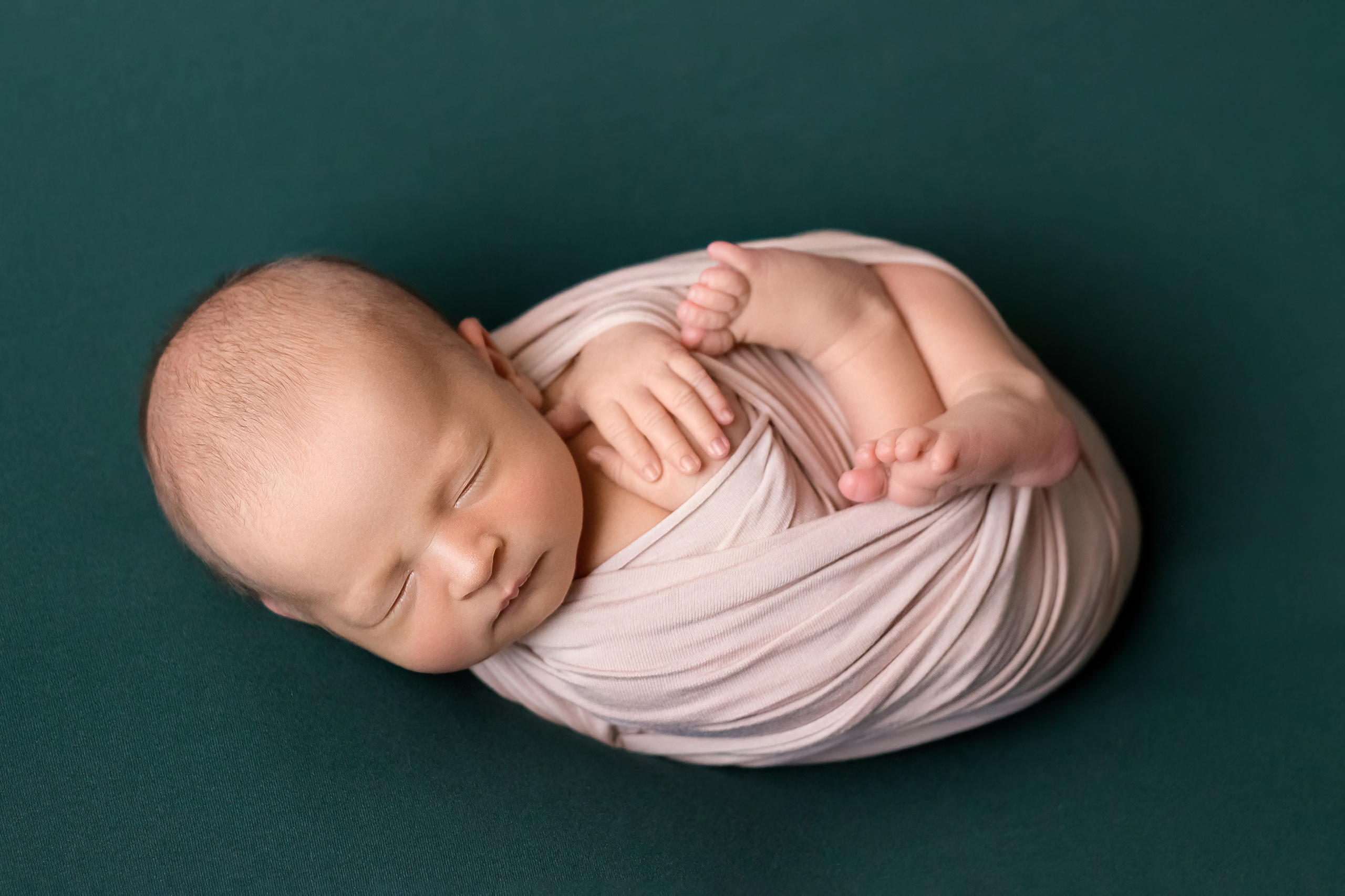 Фотосессия крошечной новорождённой малышки и её родителей