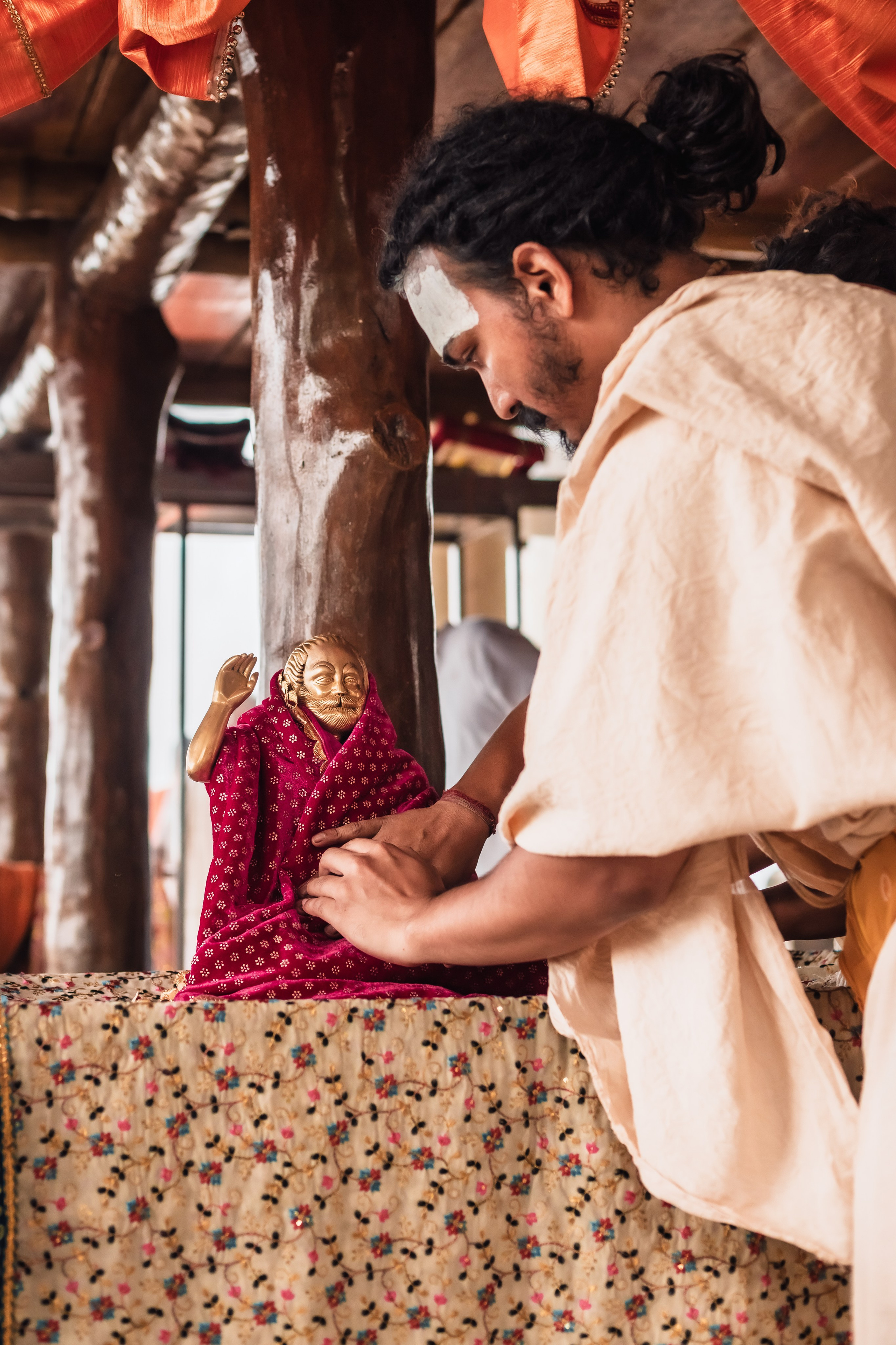 Abhisheka Devraha Baba on Sri Devdas ji maharaj bd. Mariam Bagdasaryan
