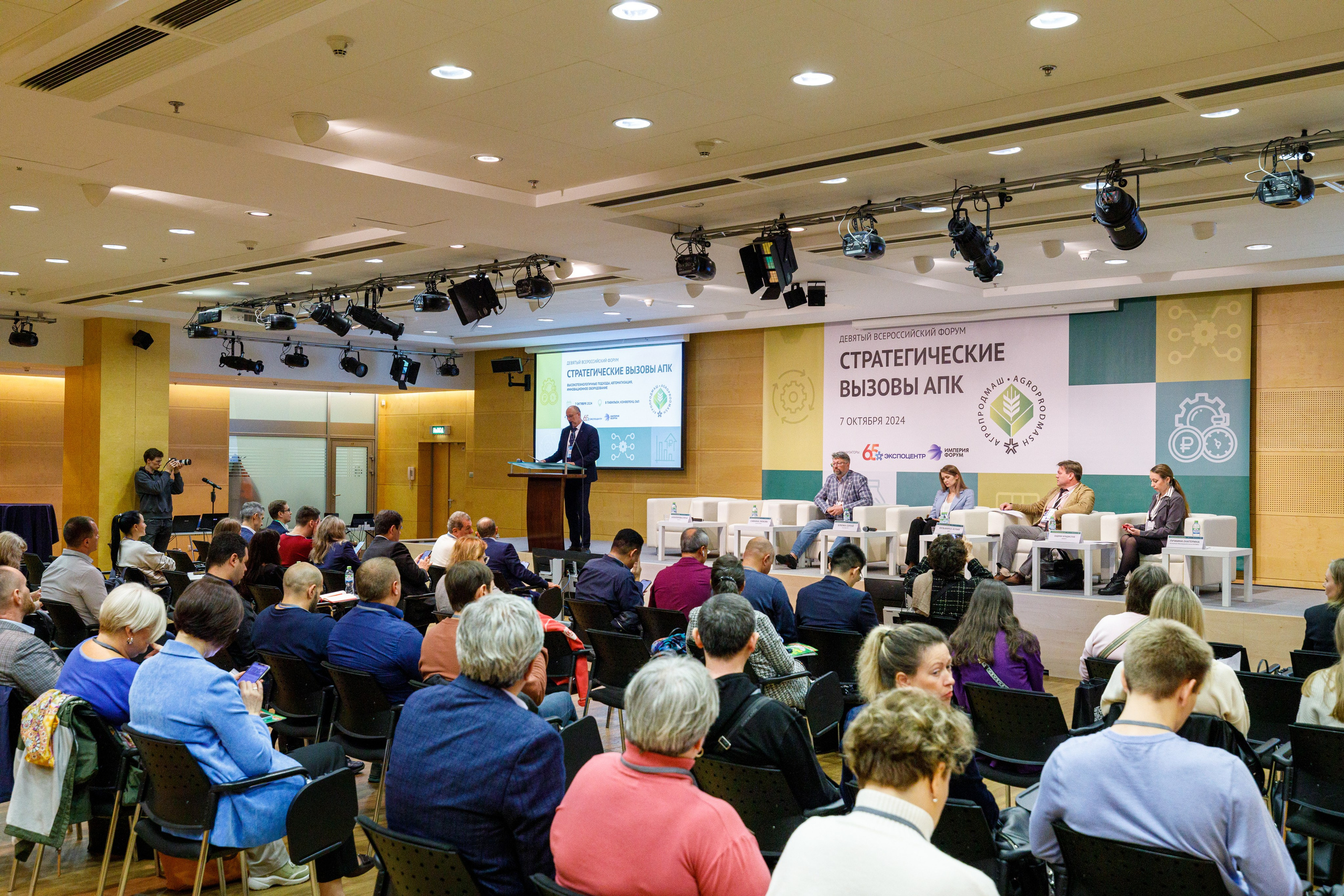 Съёмка стенда на выставке. Фотограф на мероприятие в Москве Марик