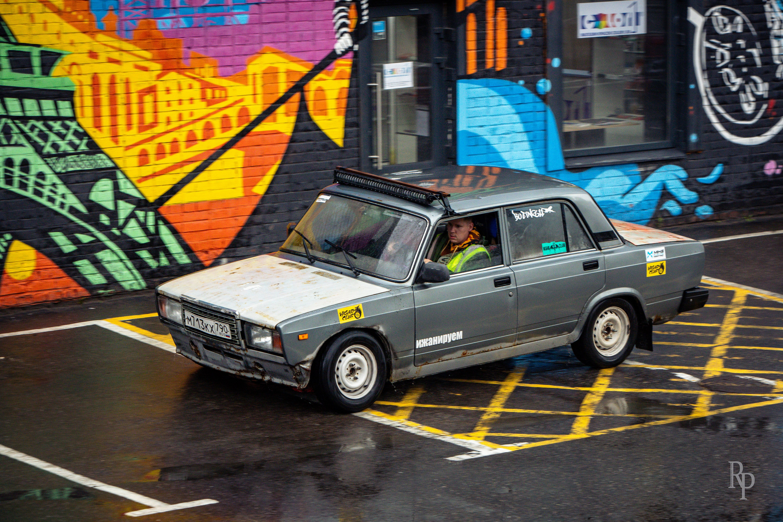 SHOWDOWN. Rusty Photographer