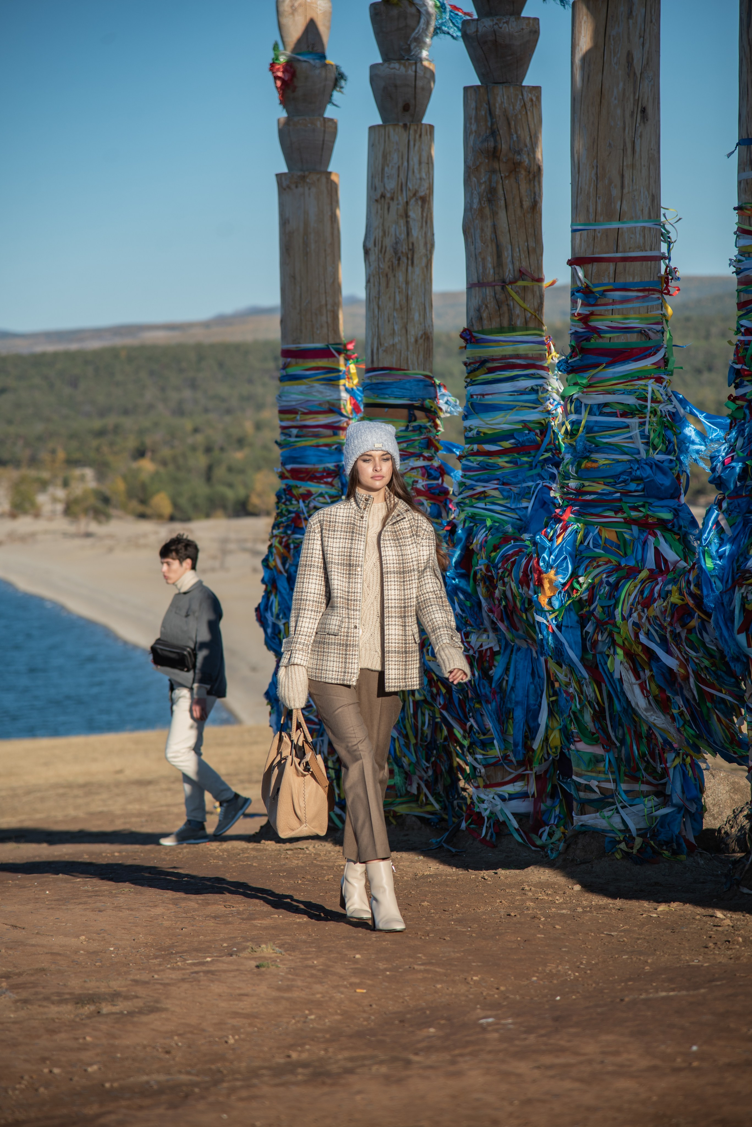 Съёмка одежды на Ольхоне. Занимаюсь профессиональной фотографией и живу рядом с Байкалом. Работаю в разных жанрах