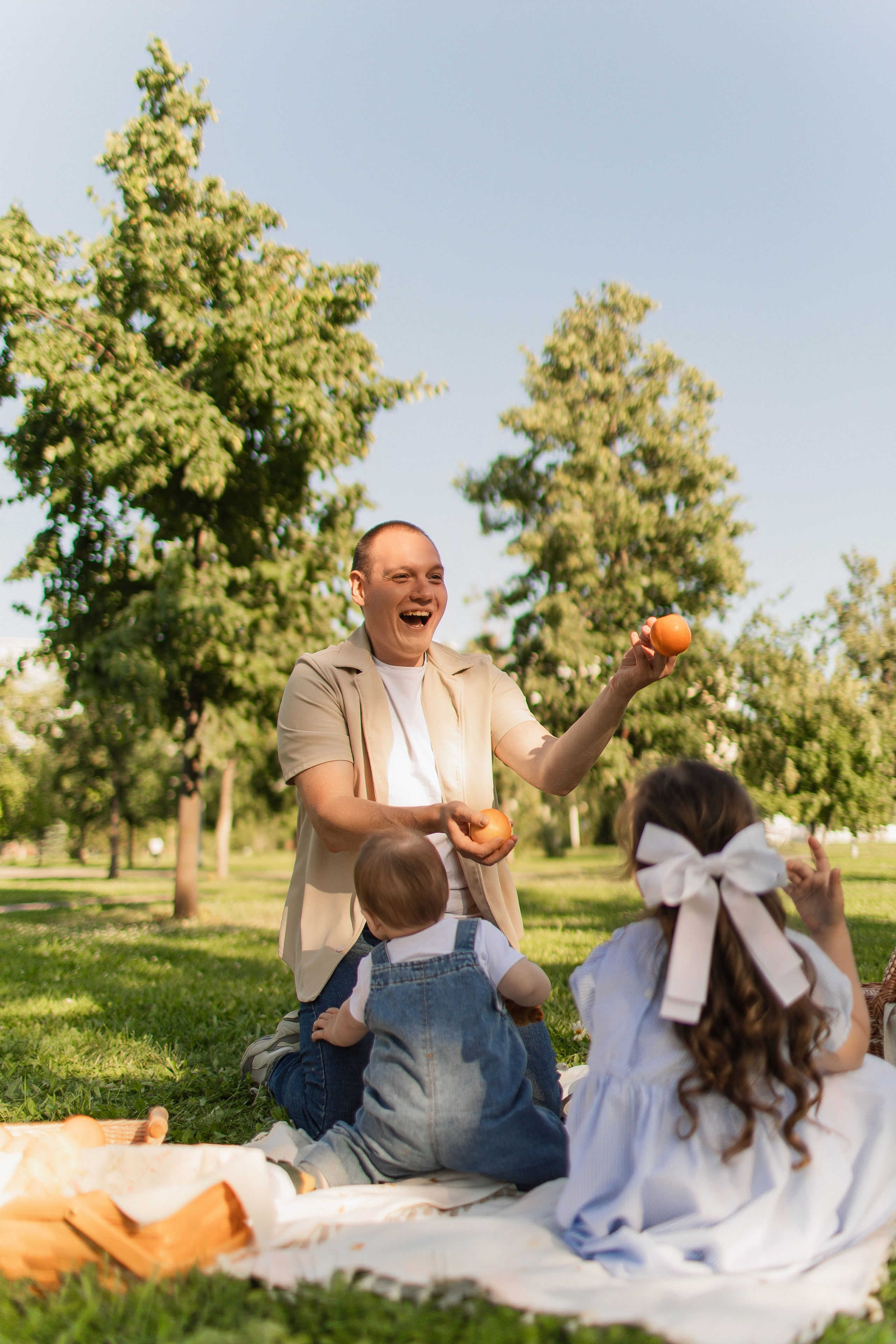 Летний день в парке. Семейная съемка — это красивый способ признаться своей семье в любви