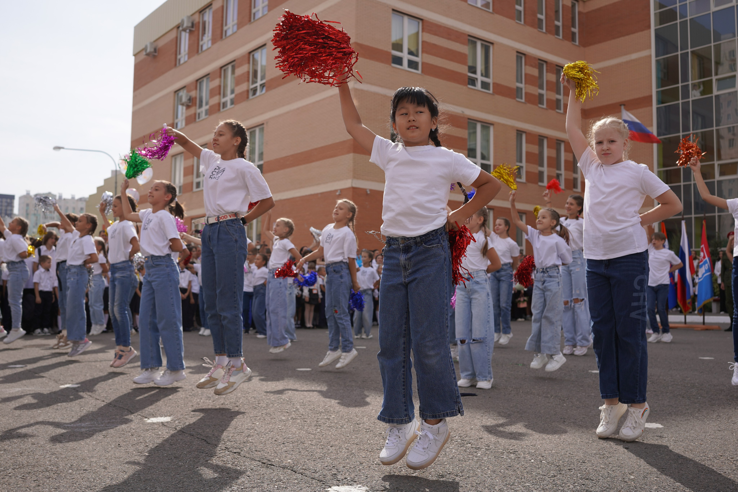 Линейка. школа № 115__1 сентября. MEMENTO.Выпускные альбомы, школьные, юбилейные и другие книги. Ростов-на-Дону
