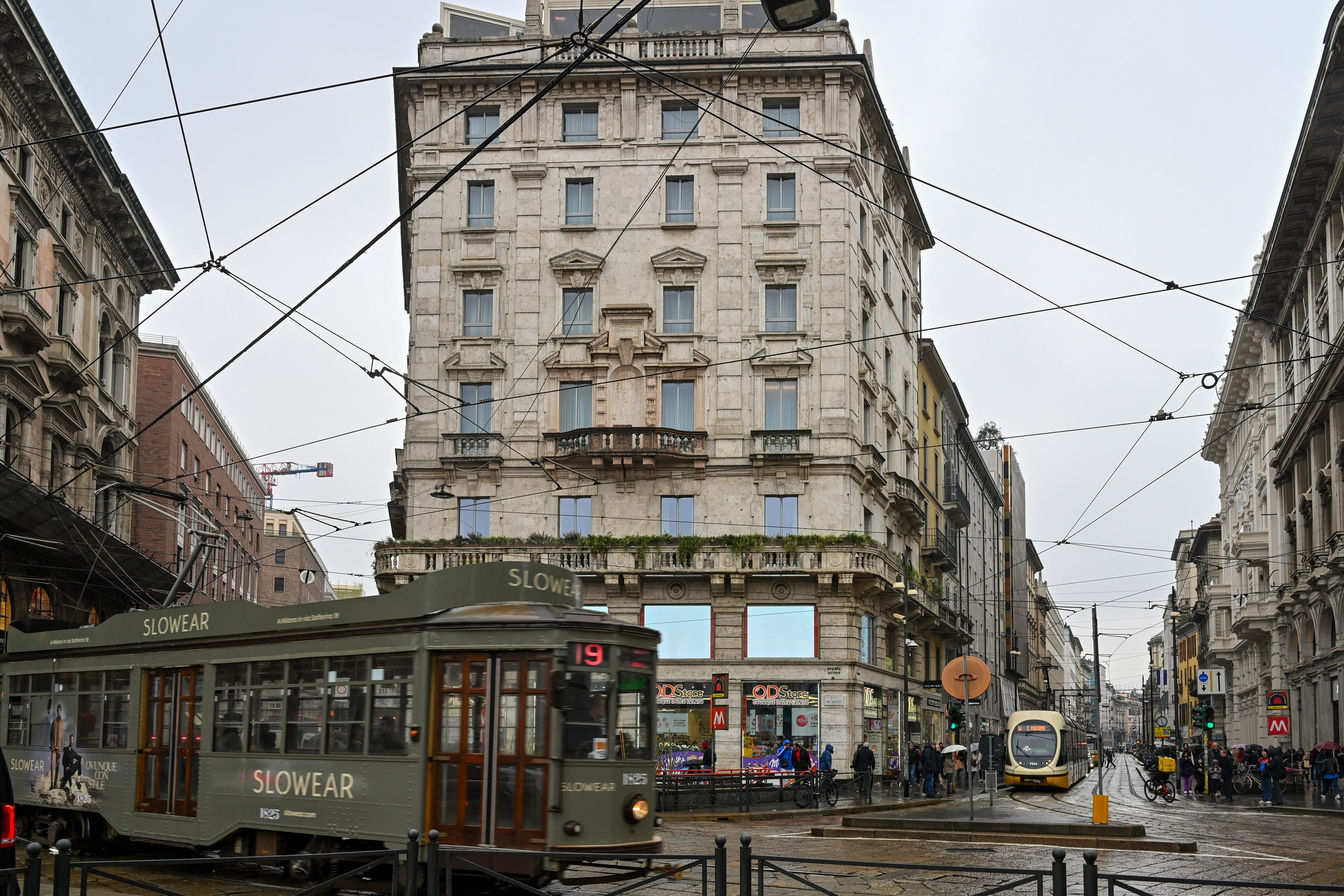 Milano: Navigli, City, Trams. Фотограф Минск