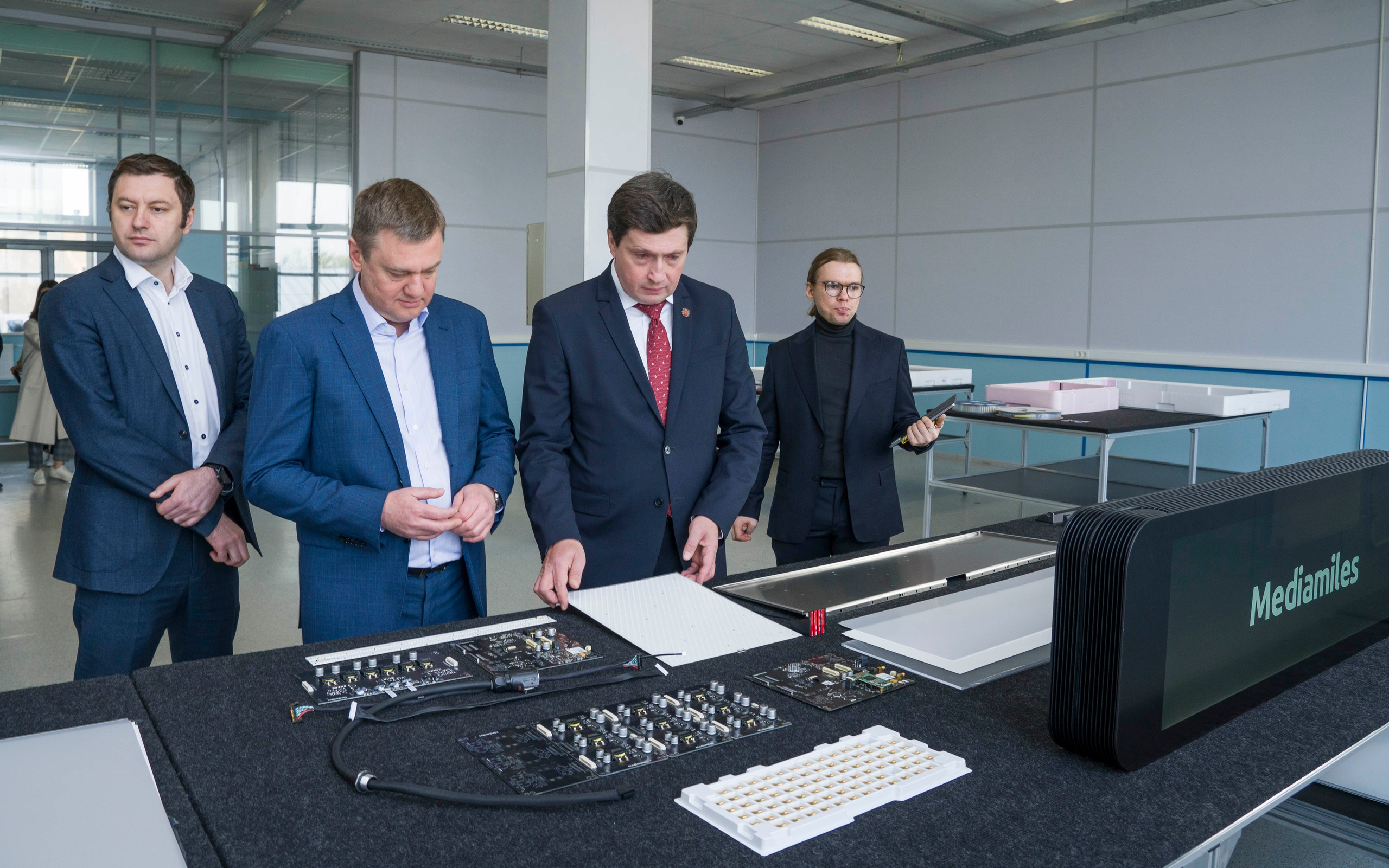 Вице-губернатор Санкт-Петербурга с делегацией на производстве. Фотограф в Санкт-Петербурге. Репортажная и все съёмки для бизнеса