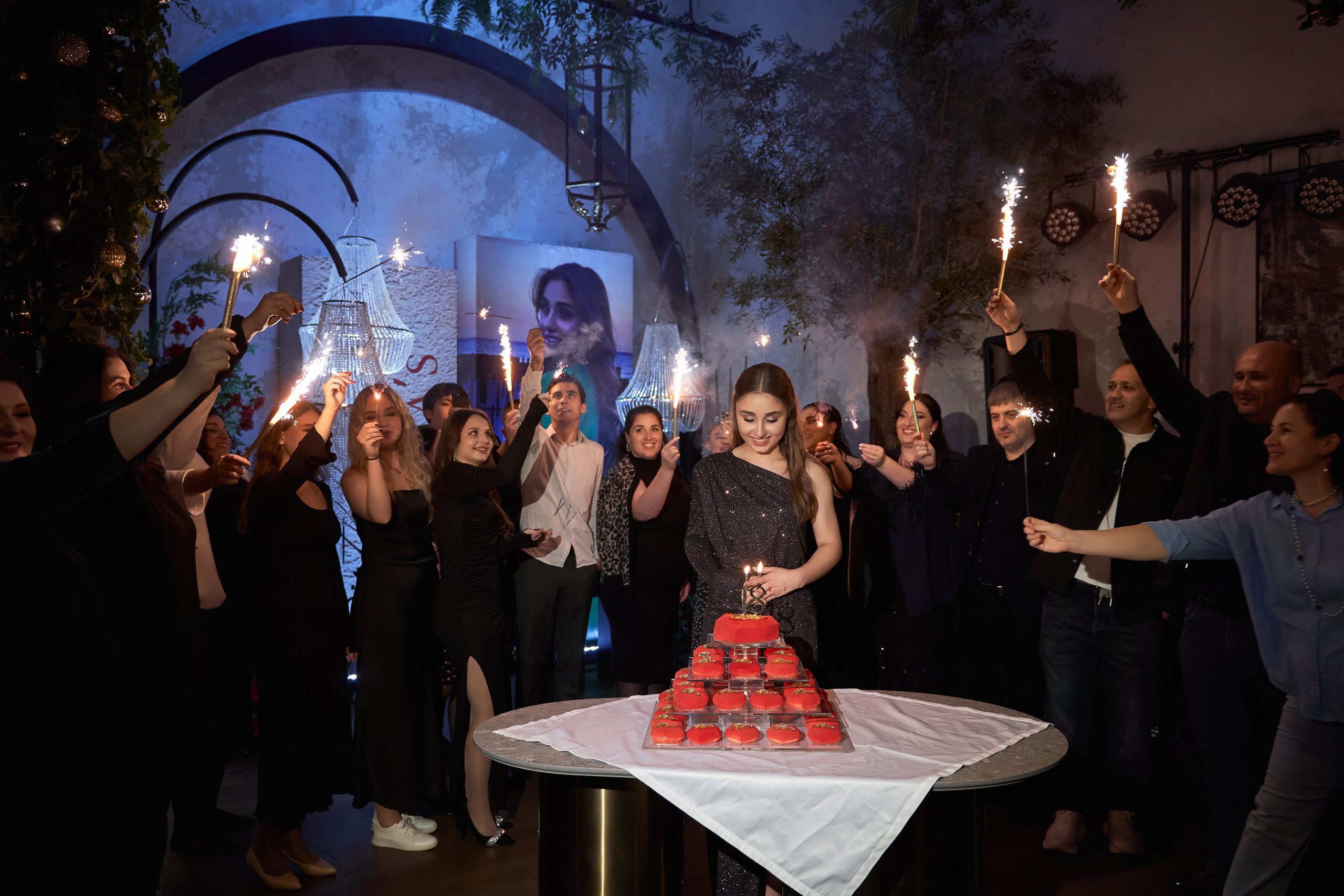 Светская съемка дня рождения 18 лет Камилле от ТВИНС СТУДИО. ТВИНС СТУДИО — лучшие свадебные фотографы и видеографы в Краснодаре