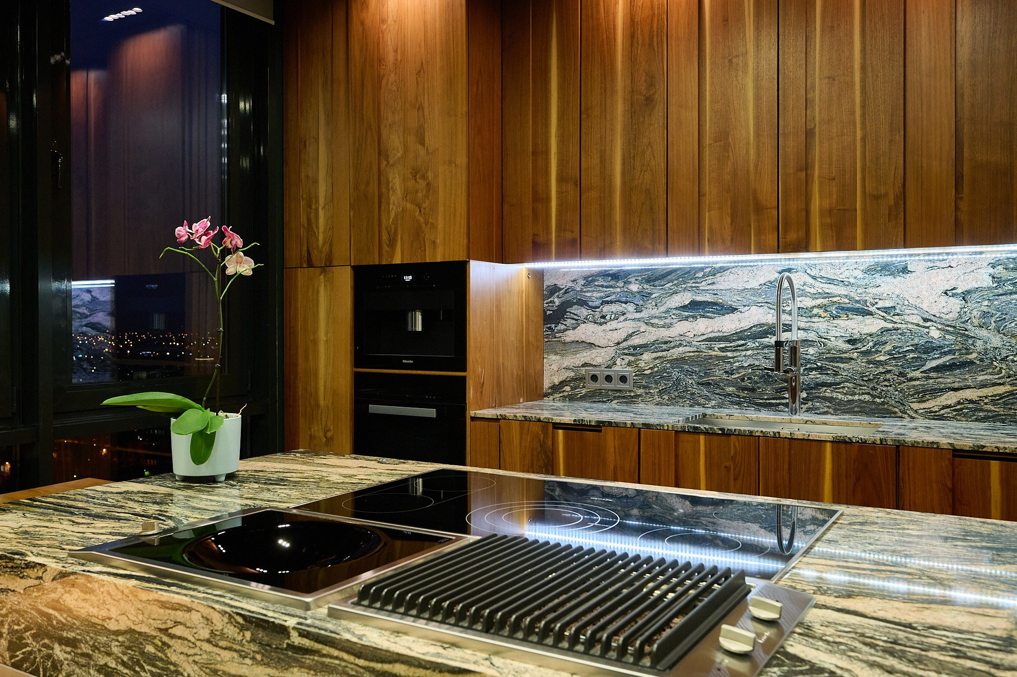 кухня с деревянными шкафами 