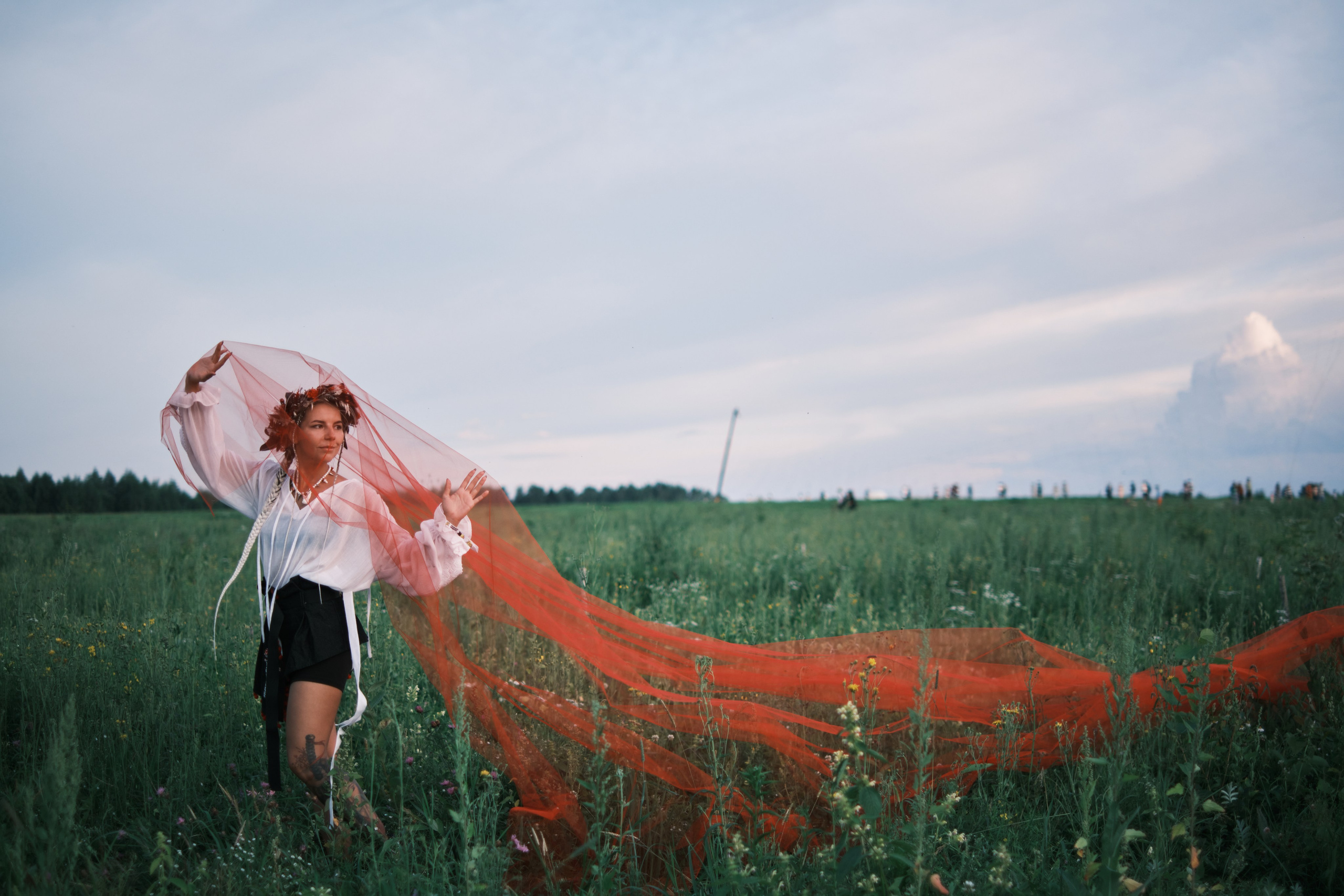 Девушка с красной тюлью 