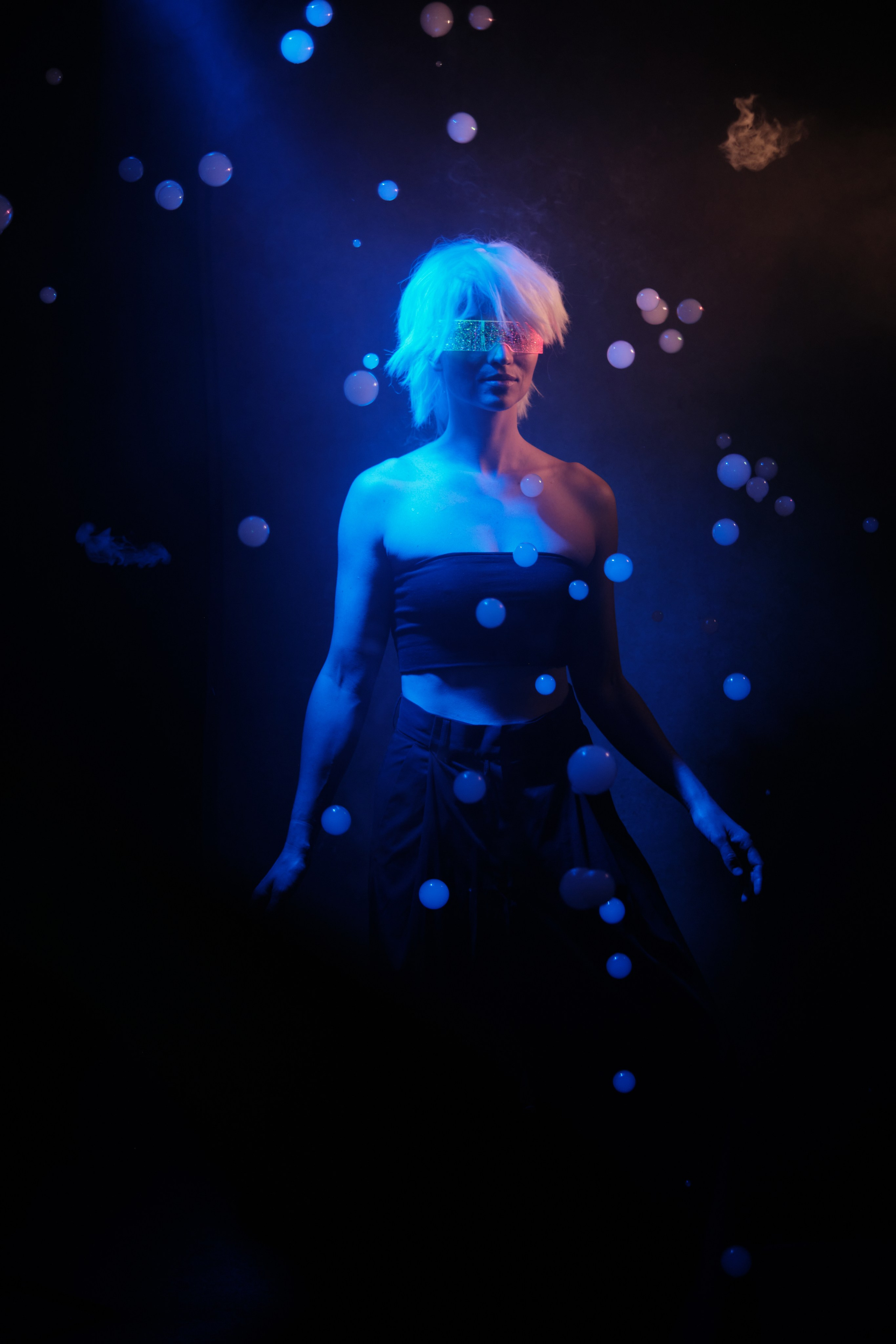 Портрет в духе Киберпанк-театра с мыльными пузырями