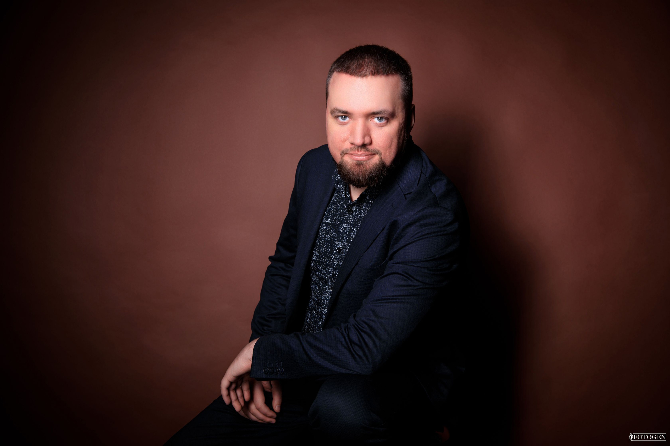 Профессиональная мужская фотосессия в Fotogen: Ваша история в кадре. Интерьерная фотостудия FOTOGEN г. Краснодар