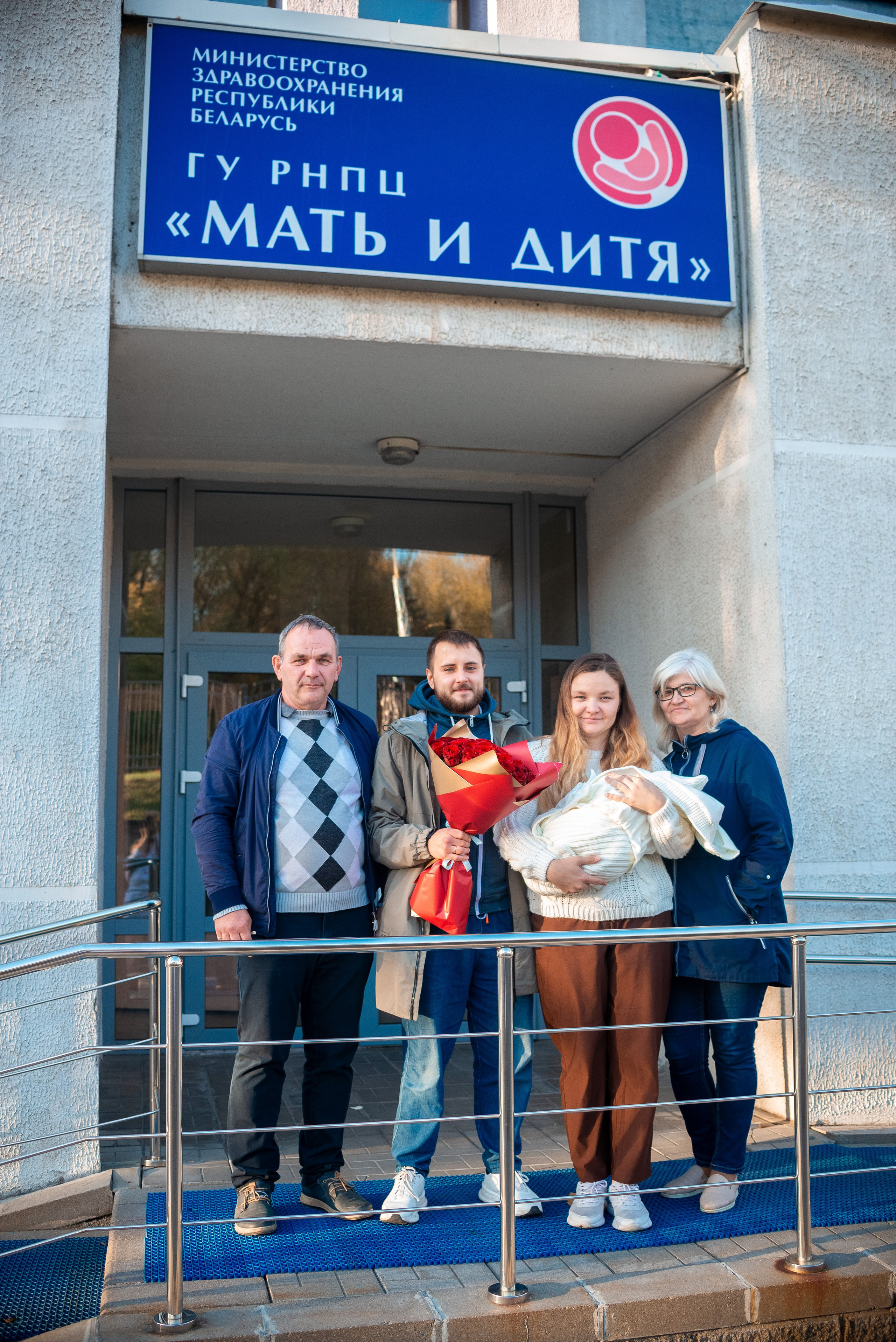 Выписка Натальи МиД. Семейный фотограф на выписку из роддома и крещение Минск Настя Гришук