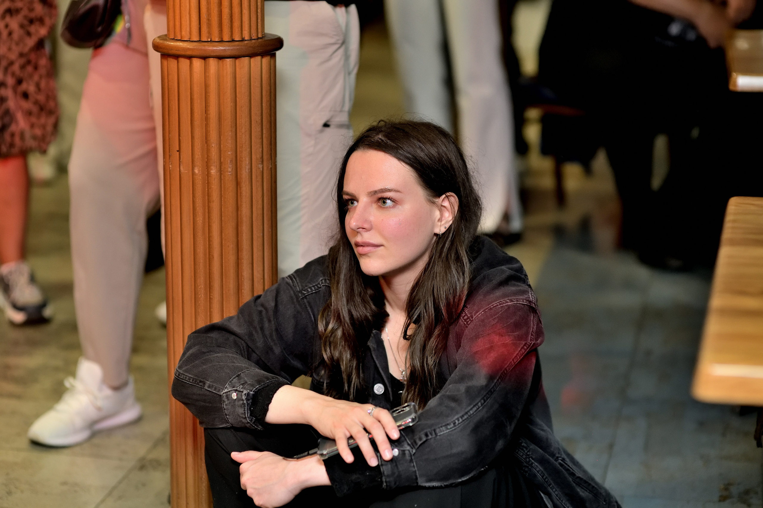 "Девушка слушает концерт группы на кораблике".