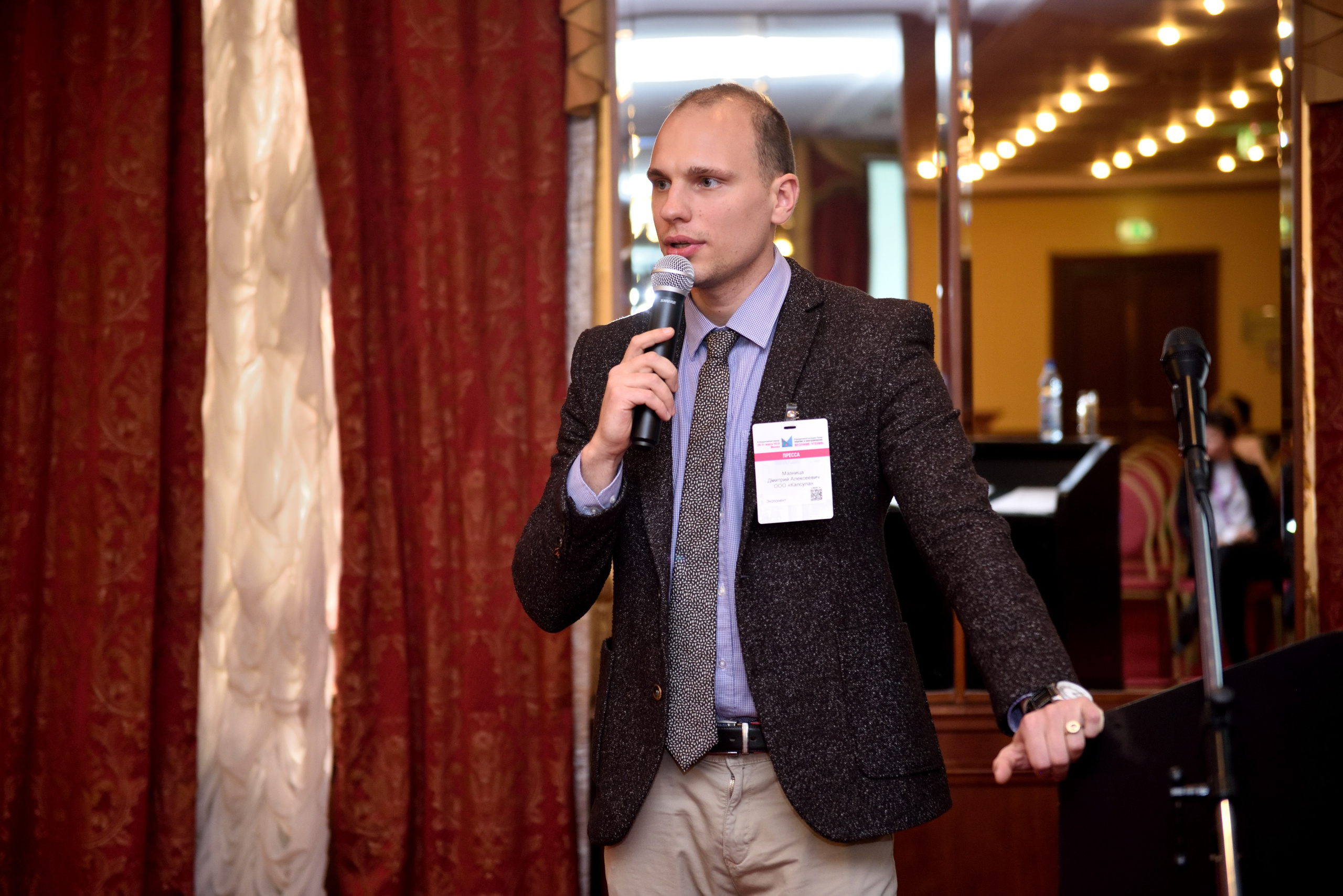 "Спикер рассказывает свою презентацию".