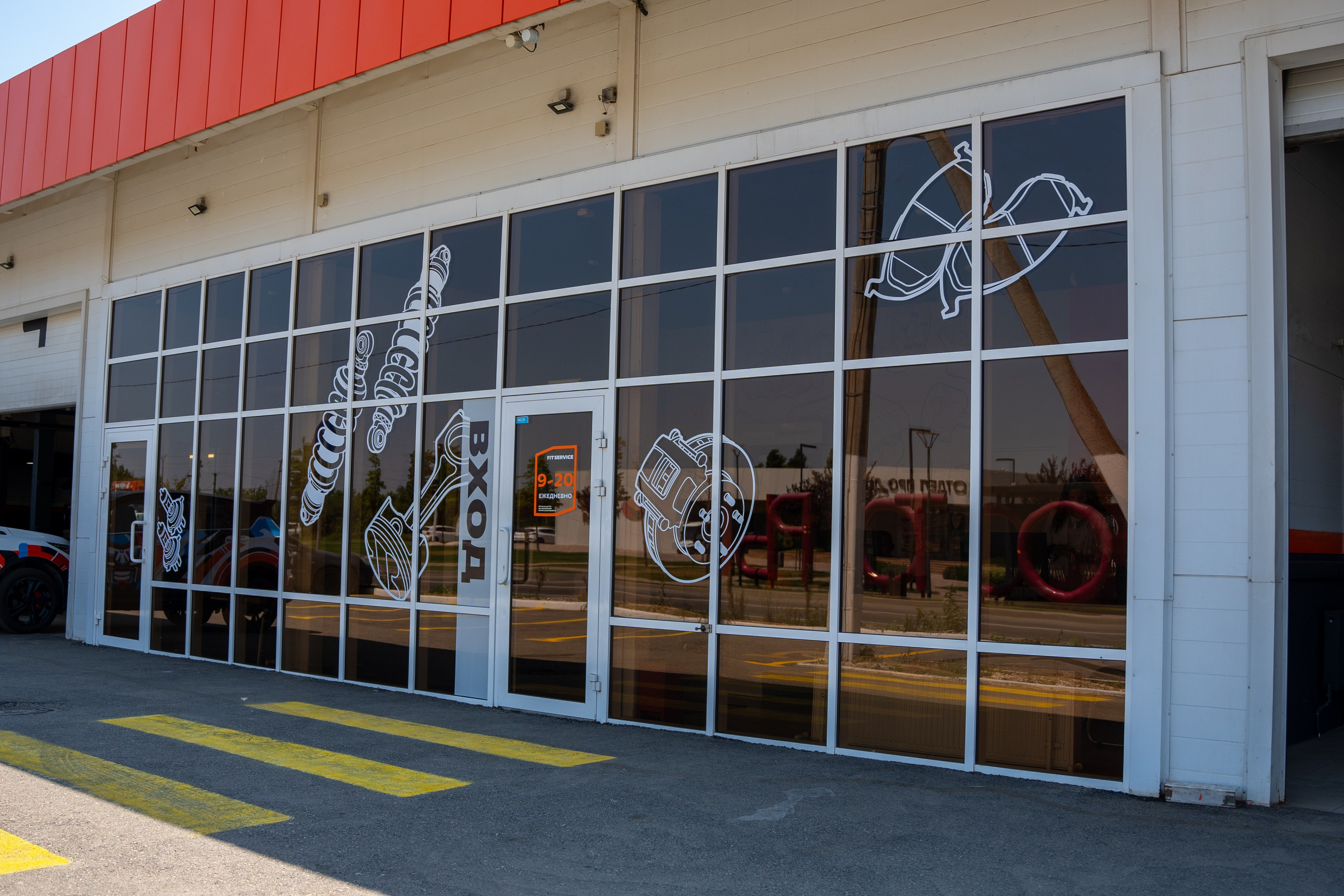 Интерьерная фотосъемка автосервиса Fit Service в Краснодаре — сеть СТО Профессиональная фотосъемка интерьера техцентра в Краснодаре. Шедевры для Вас! Фотограф и Видеограф в Краснодаре Пахиев Руслан