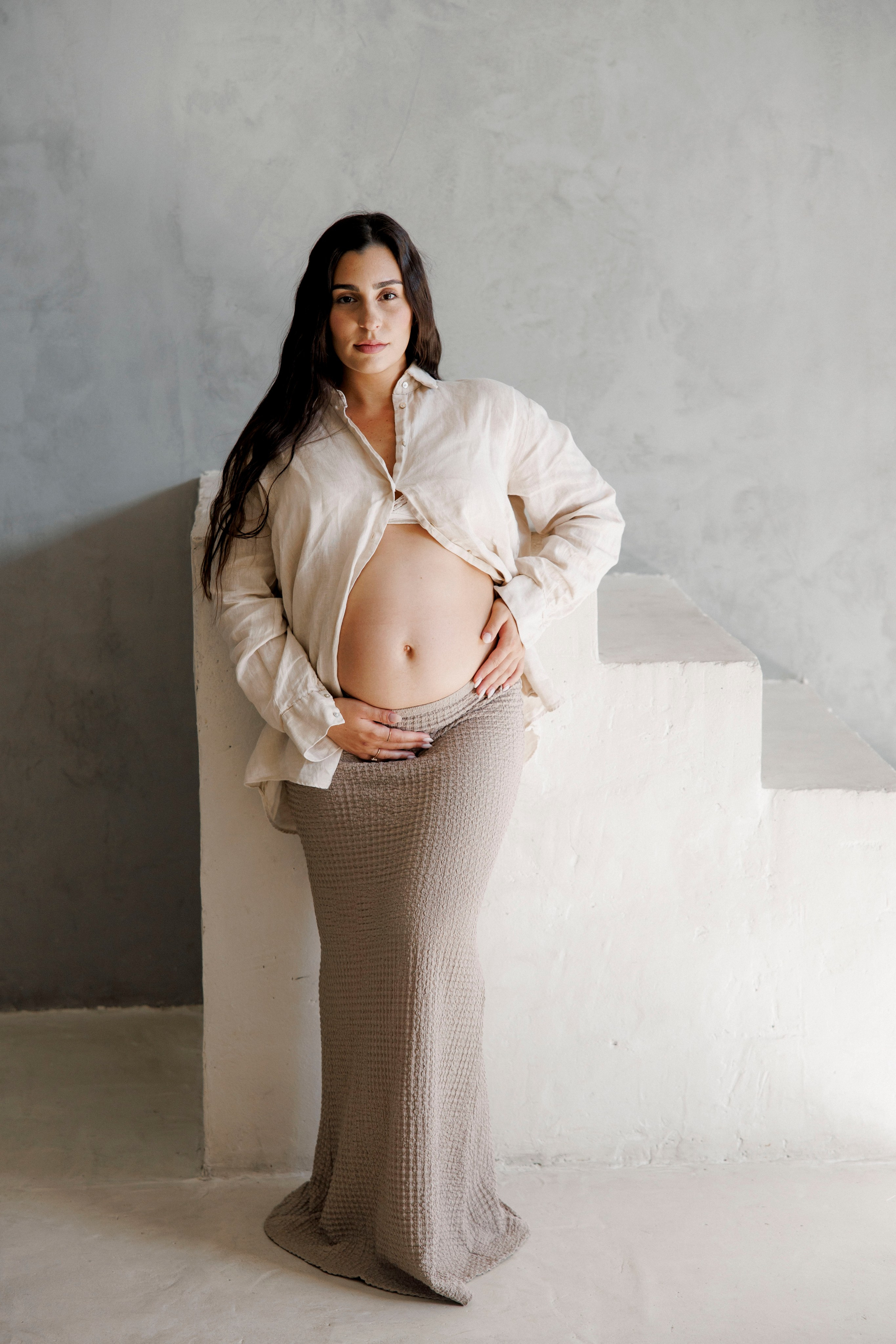 Pregnancy photoshoot inside the Grey Studio. Главная