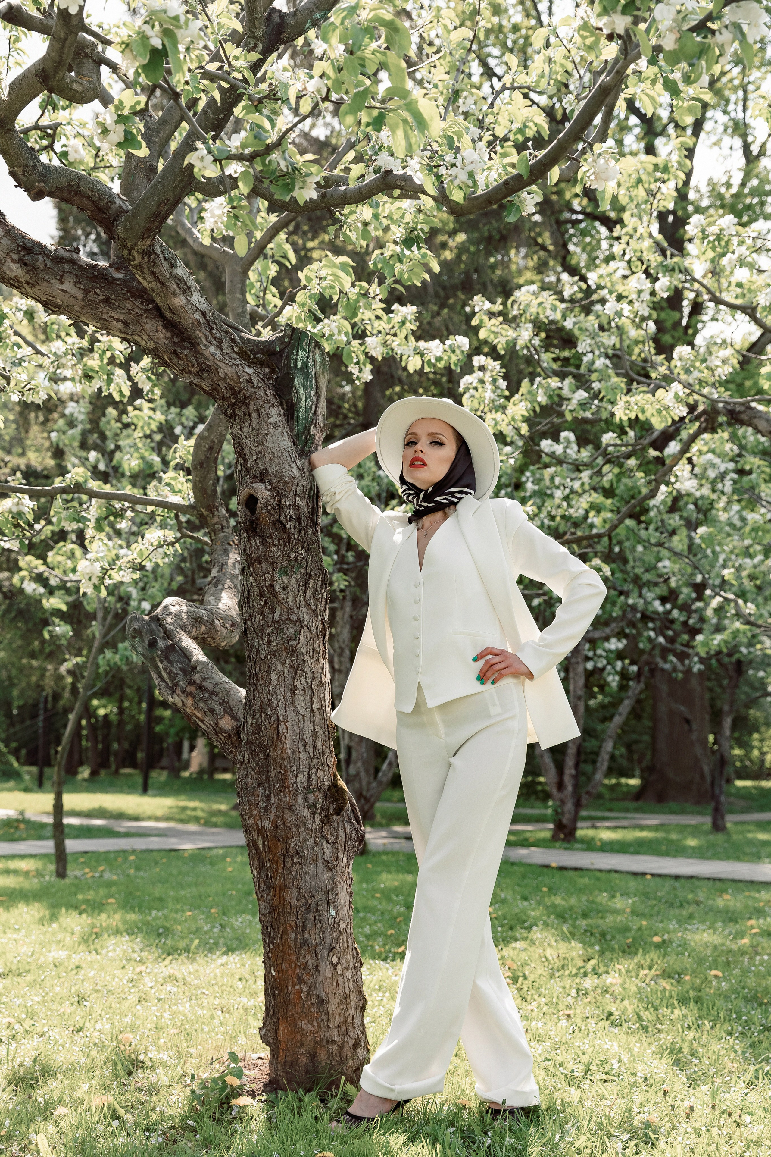 Портретная фотосессия Даши среди яблонь. Свадебный фотограф Москва