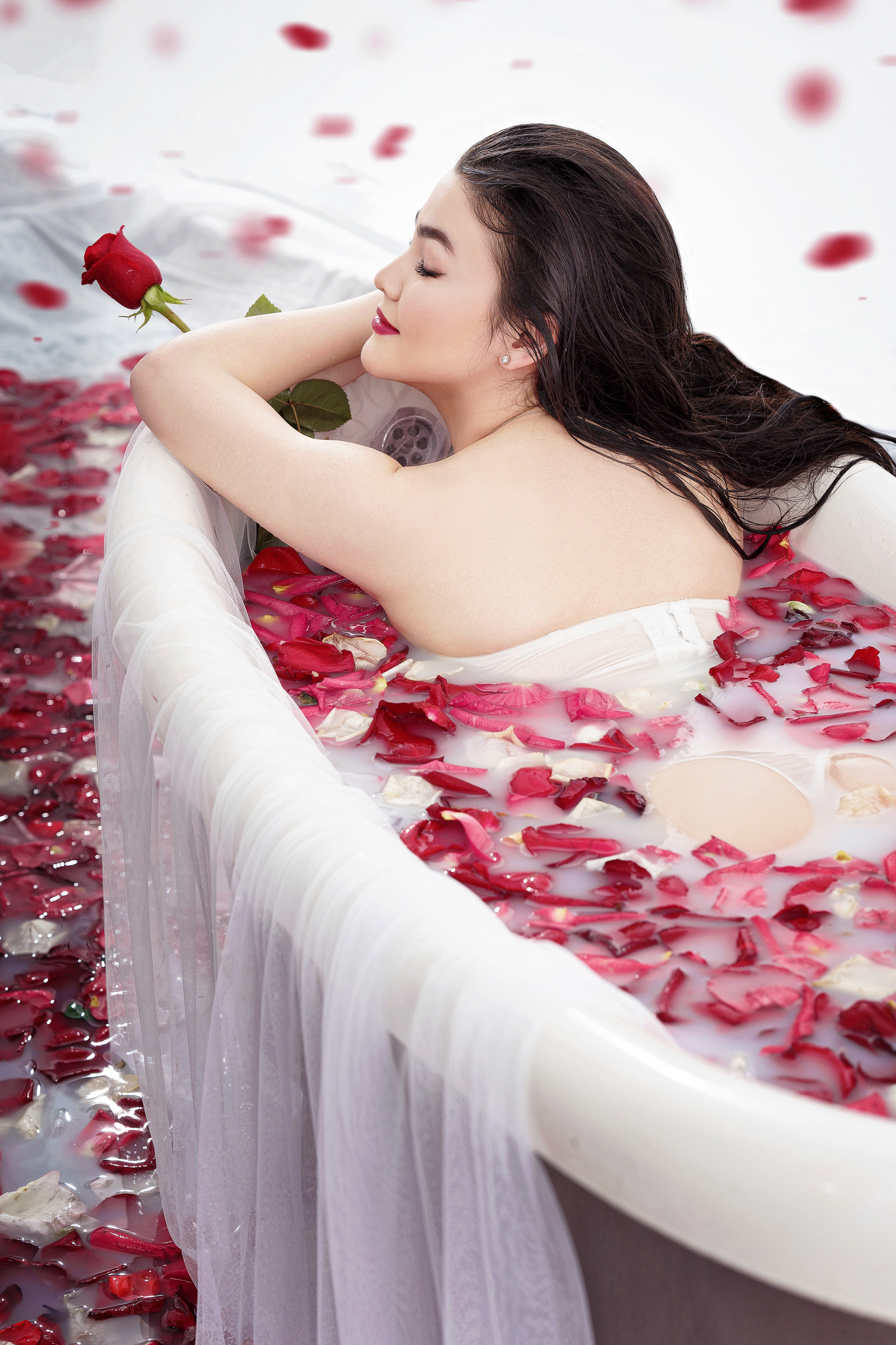 Фотосессия с розами от портретного фотографа Ильи Матвеева