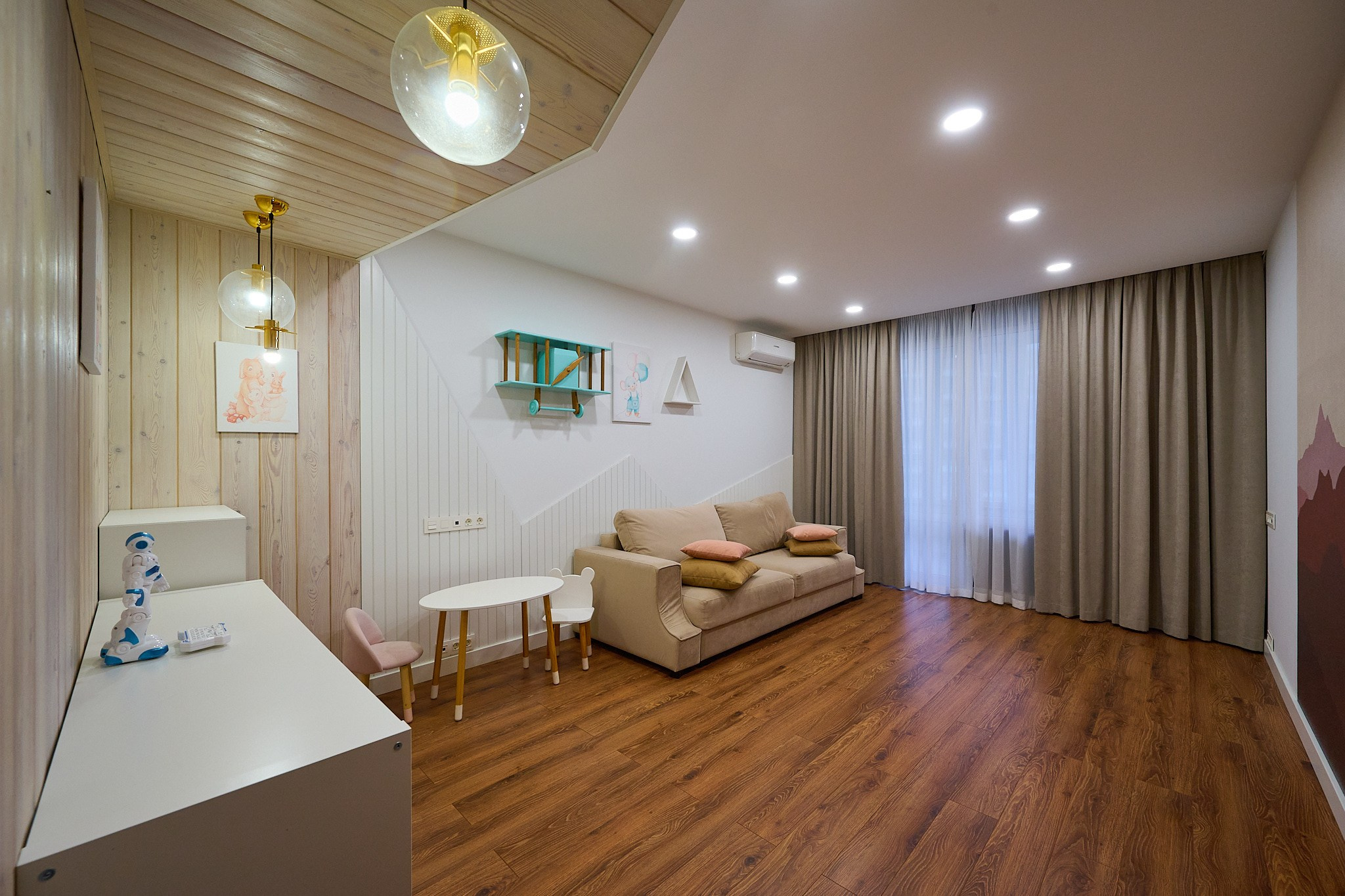 белые ящики кондиционер белый стол белый стул розовый стул бежевые тонна