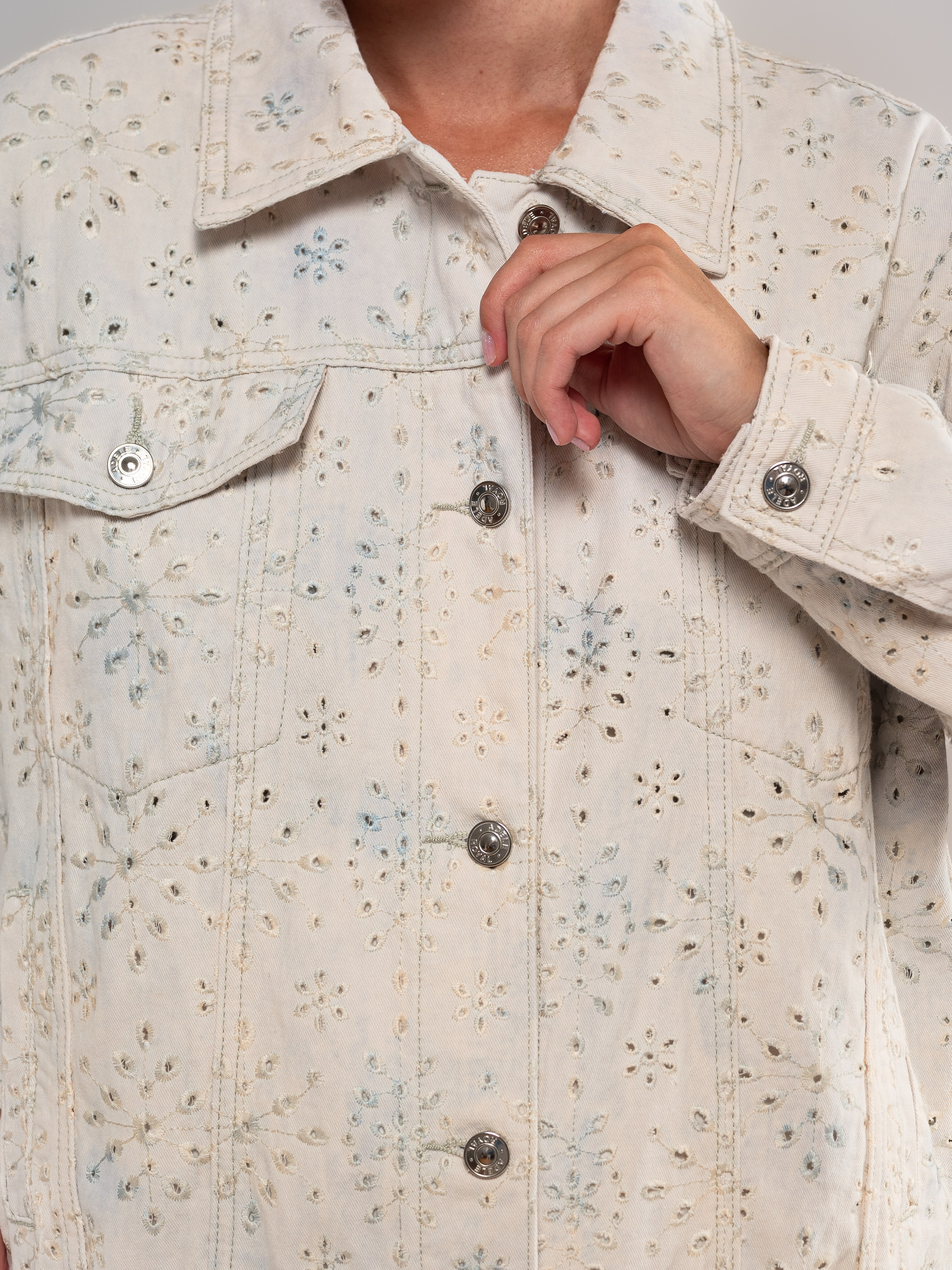 Джинсовые куртки на 2х моделях. Предметный фотограф, фото для маркетплейсов Пятигорск, КМВ