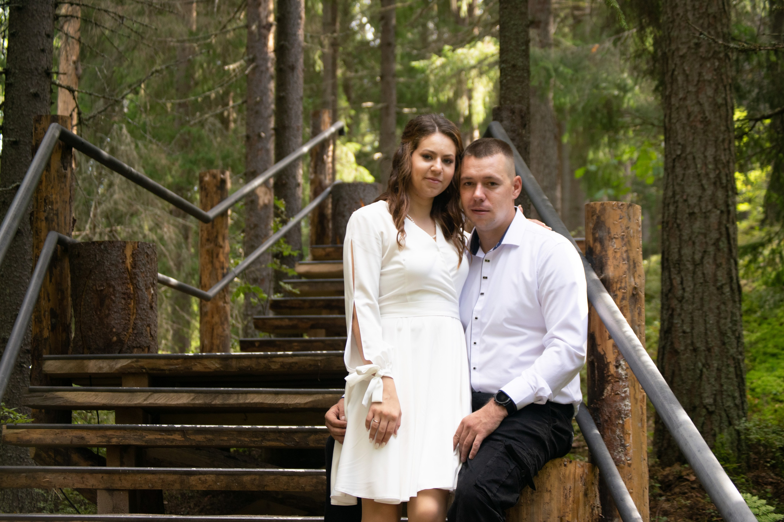 Фотосъемка молодоженов  на горе Паасо Сортавальский район. Свадебная фотосессия на ступеньках среди леса. 