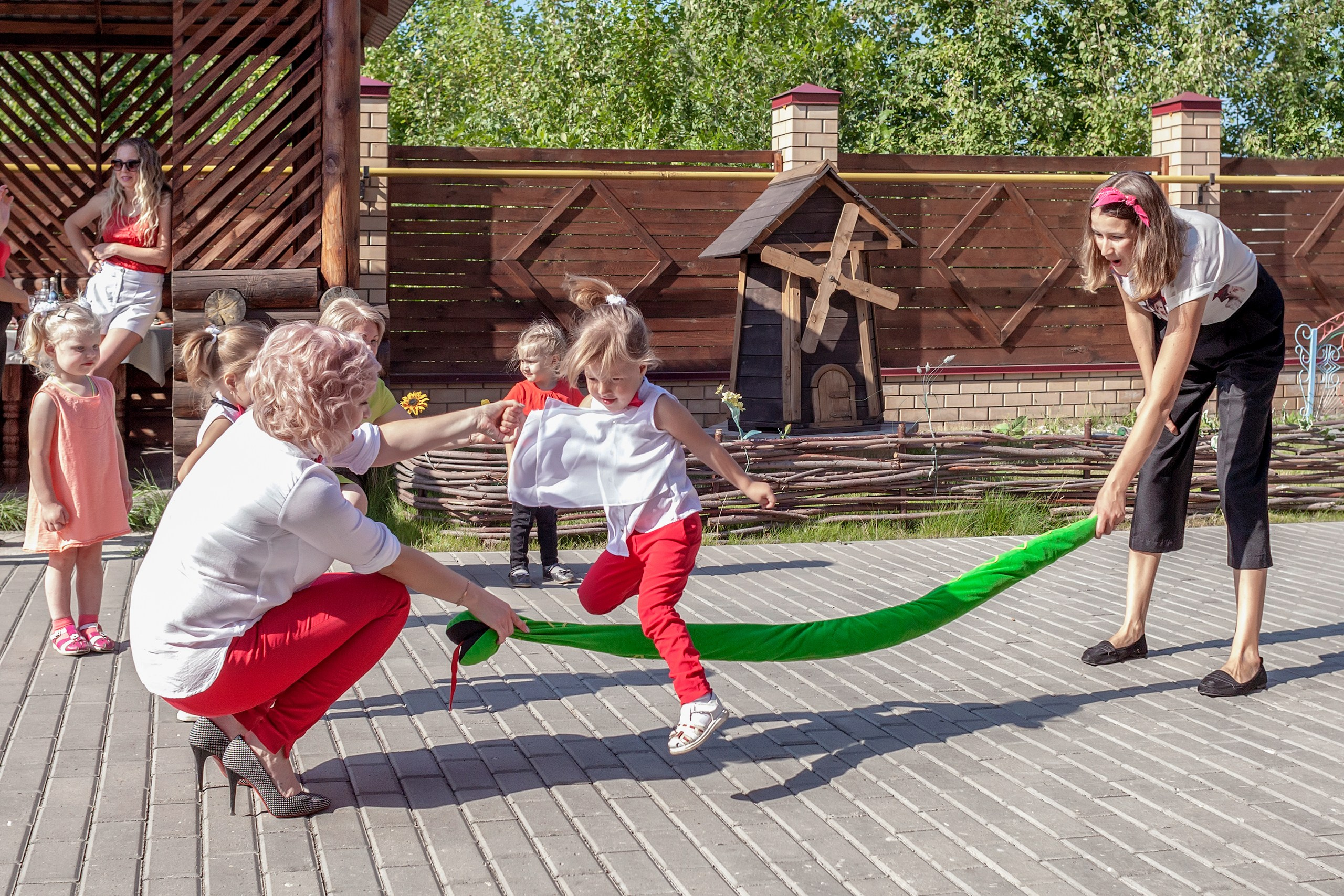 Дети прыгают через скакалку на детском празднике