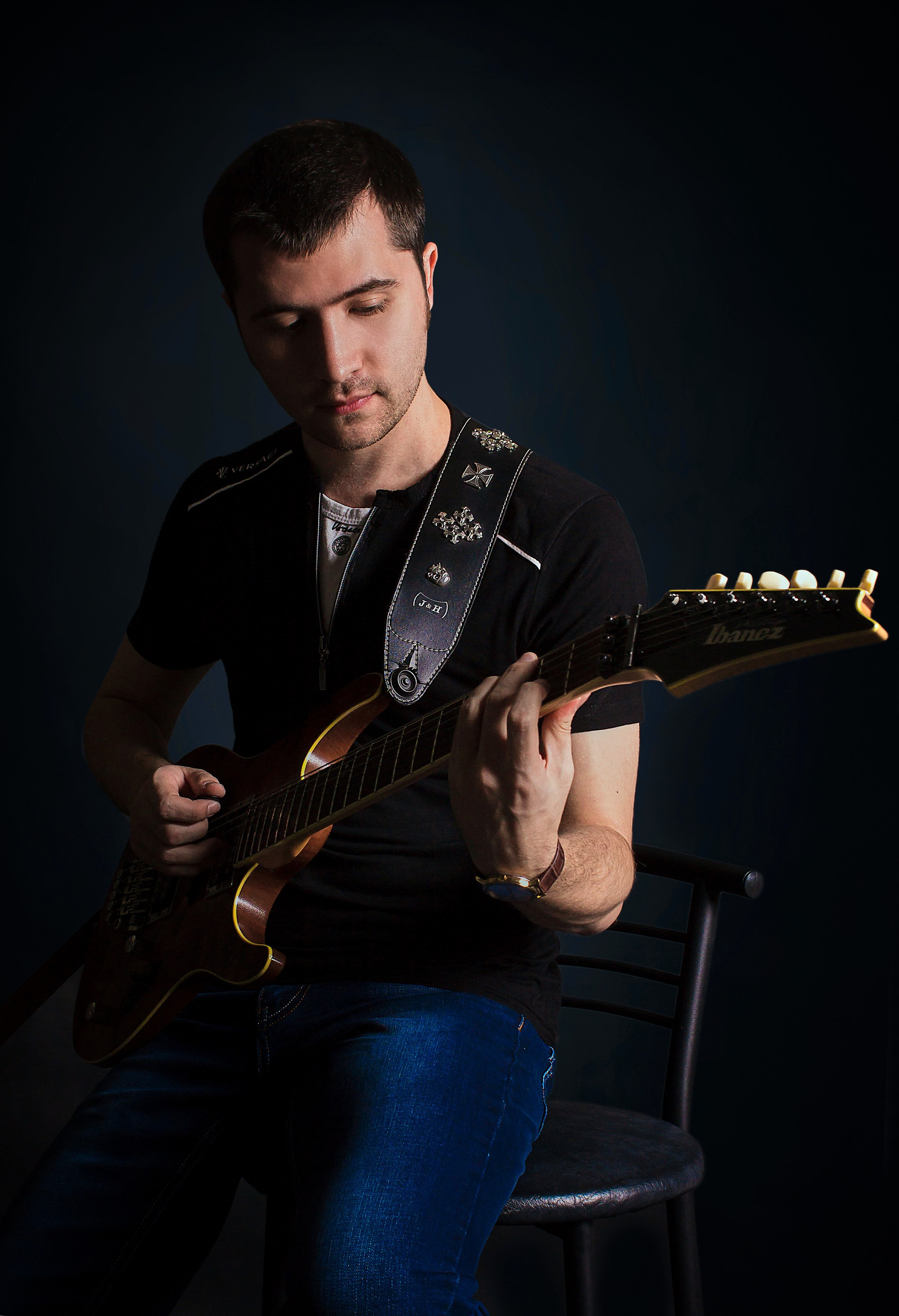 Мужской портрет с гитарой. Фотограф Наталья Матвеева